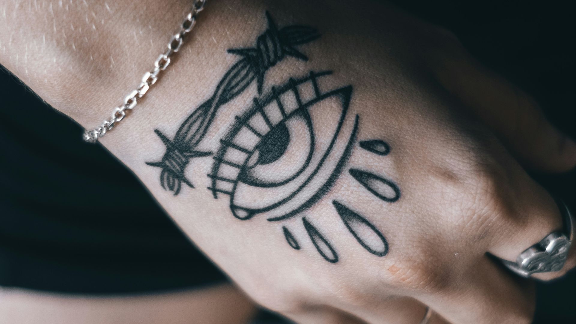 16. Tatouages représentant le « mauvais œil »