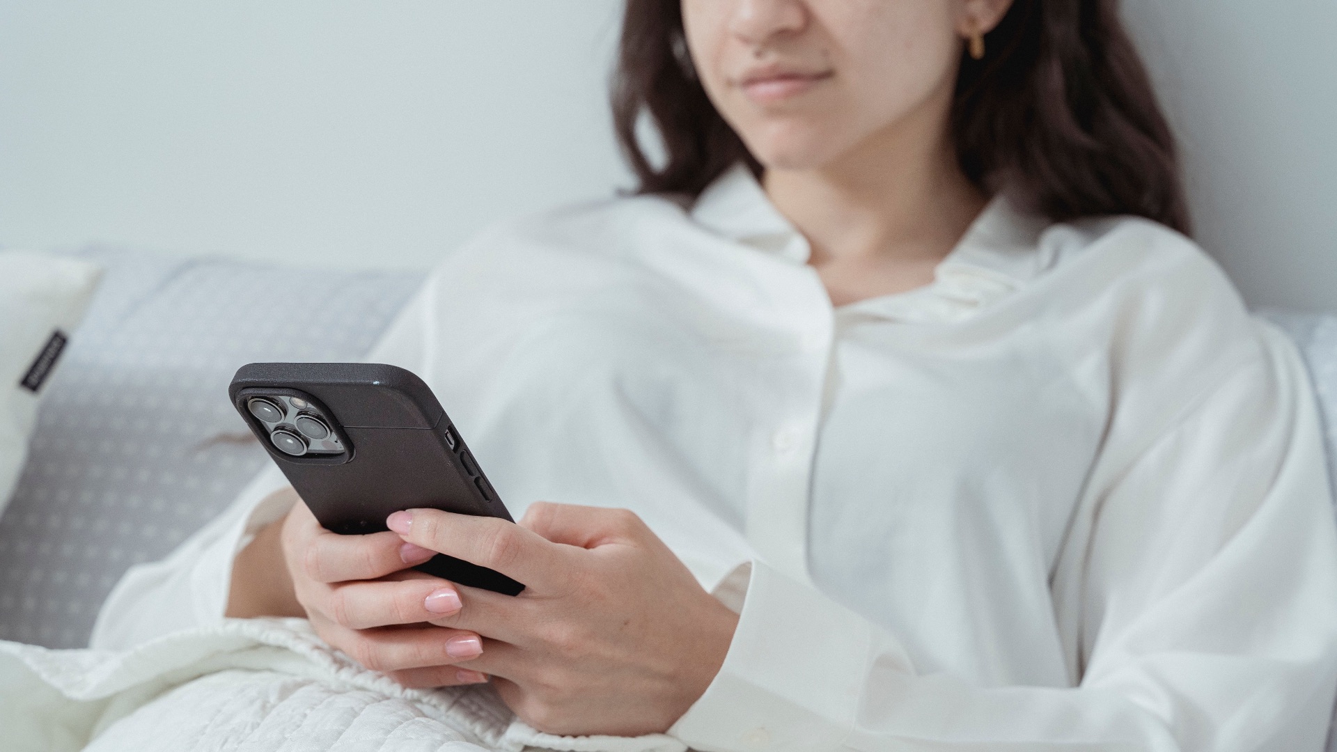 6. Consulter son téléphone avant de sortir du lit