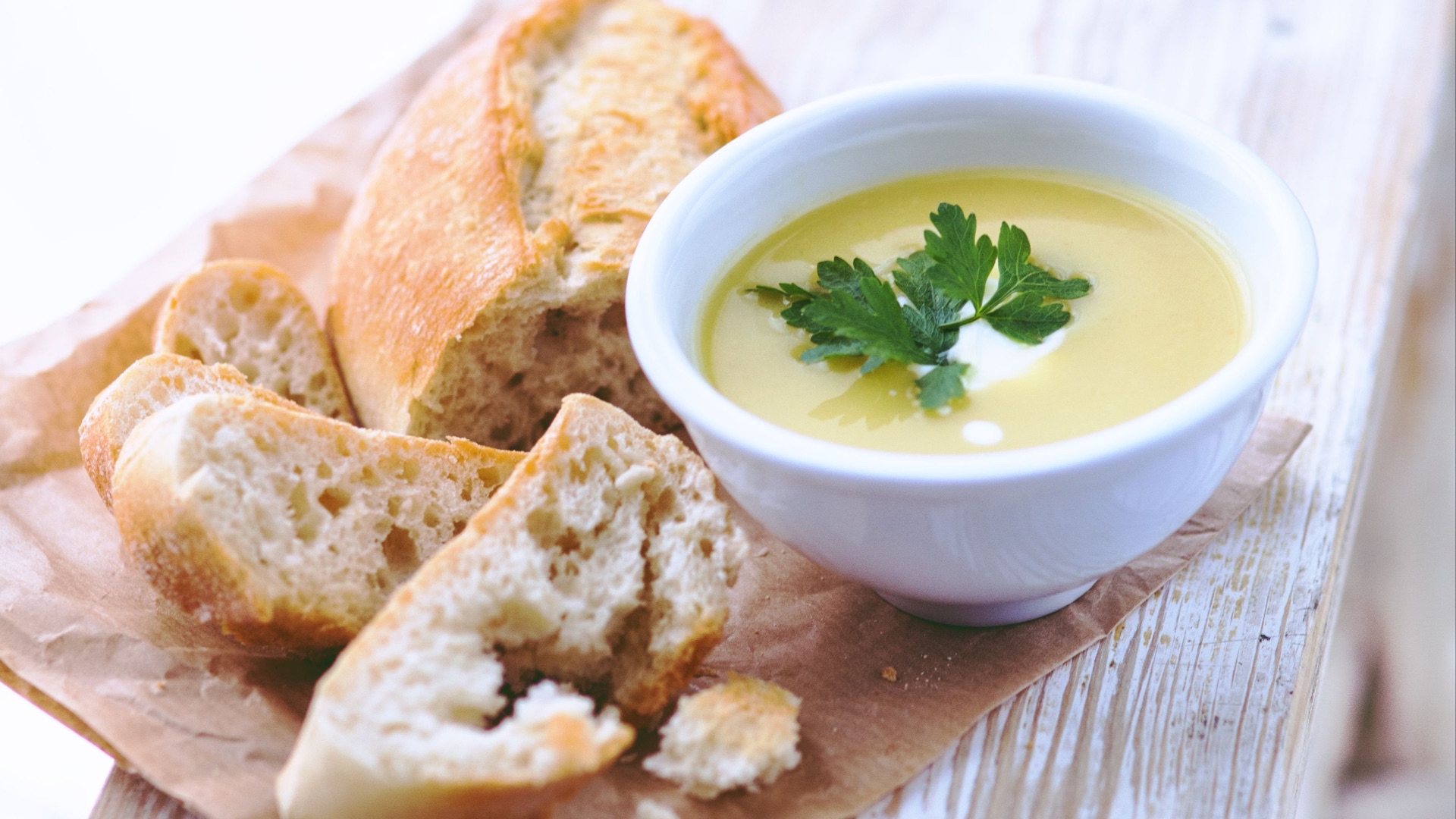 7. Soupe accompagnée de pain croustillant