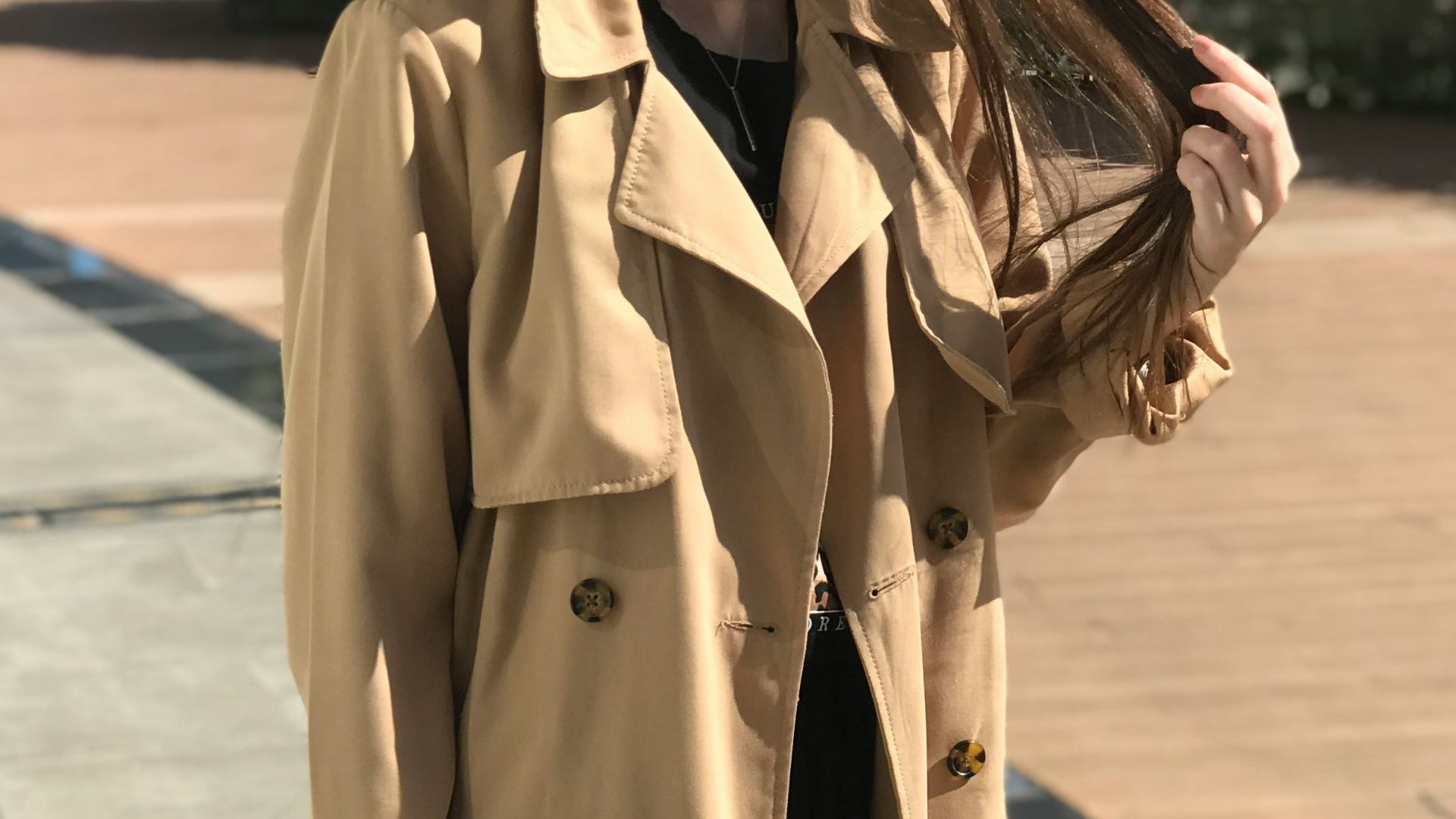 10. Trench-coats longs jusqu'au sol associés à des talons à semelle rouge