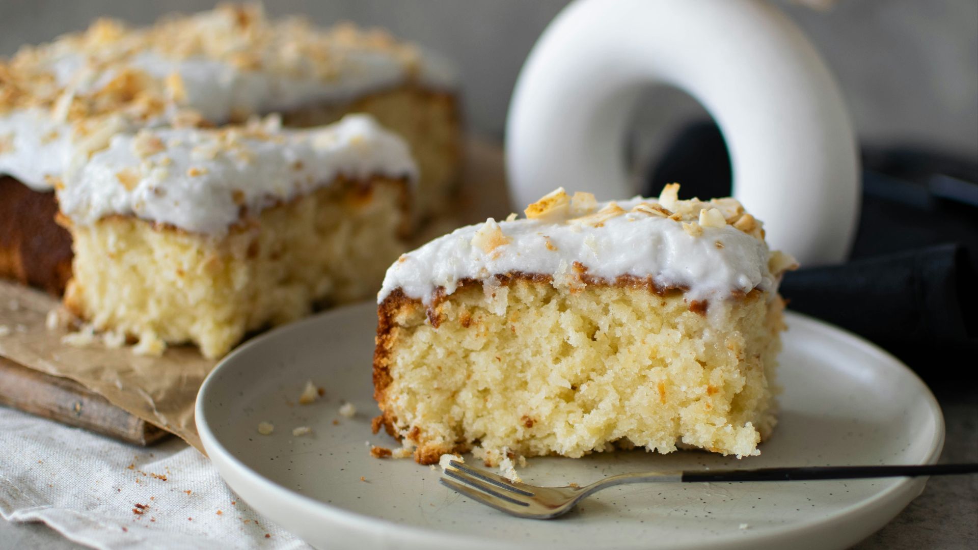 8. Gâteau « poke » à l'ananas et à la noix de coco