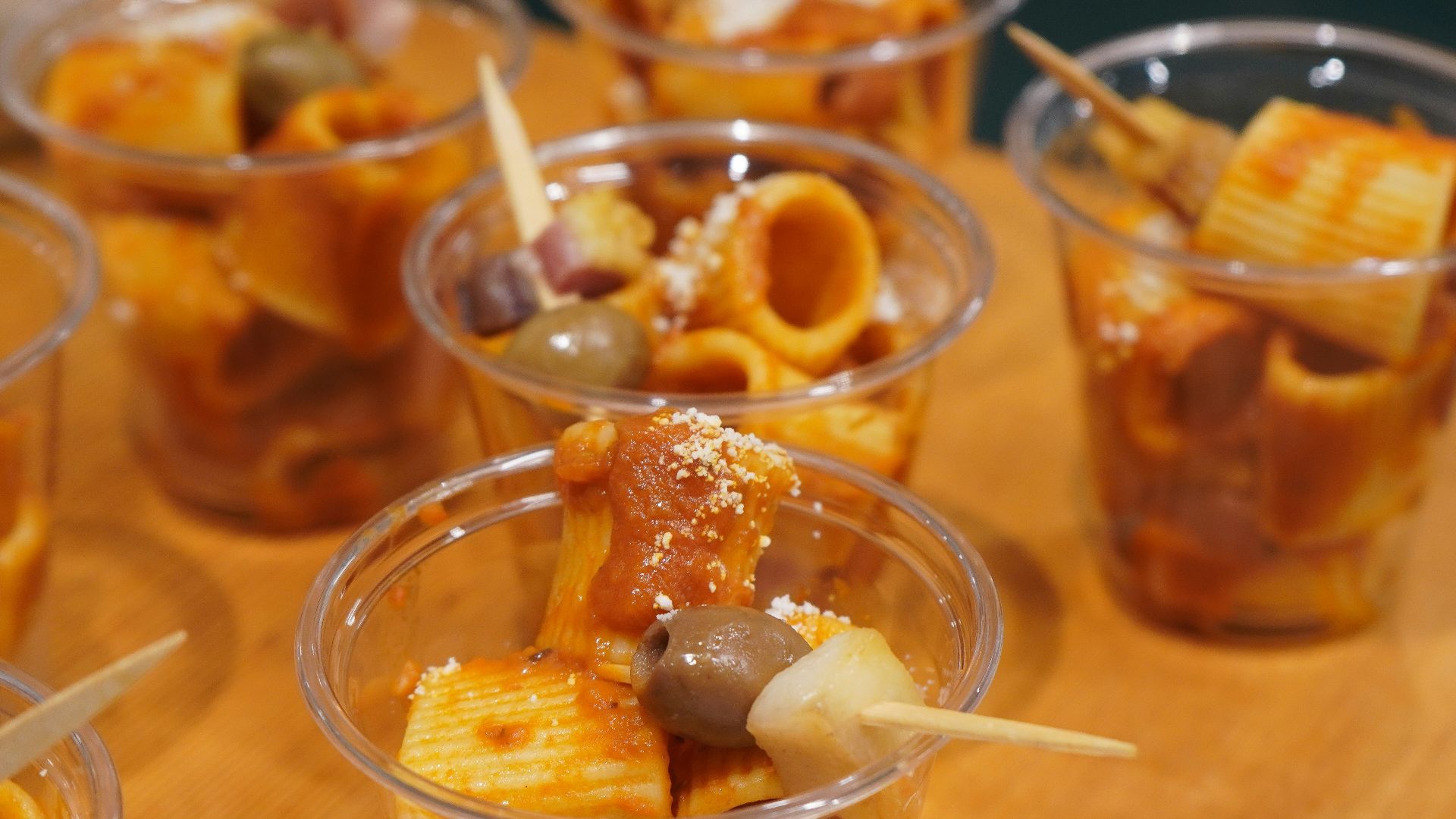 4. Petites coupelles de salade de pâtes garnies