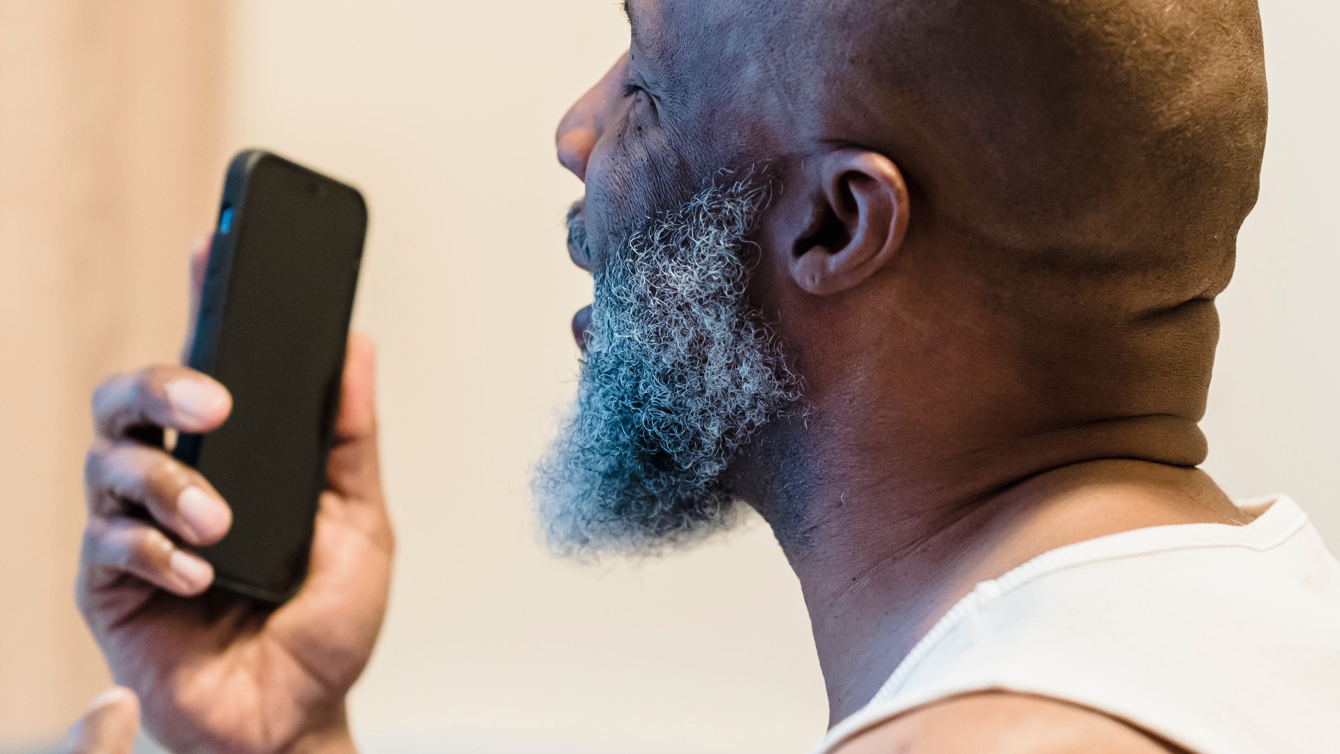14. Les personnes qui parlent fort au téléphone