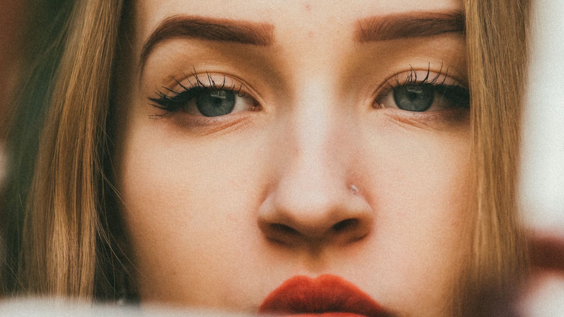 1. Un piercing classique au nez