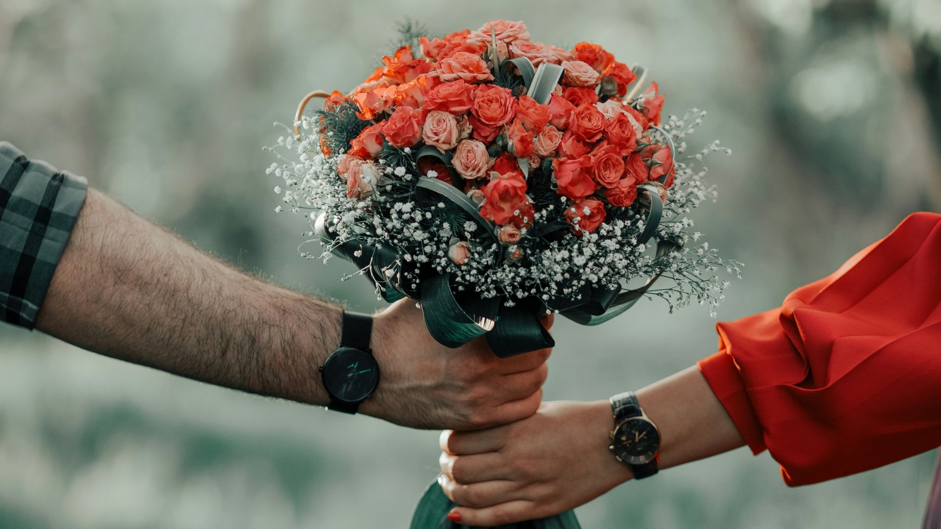 9. Il n'apporte des fleurs que lorsqu'il essaie de se faire pardonner quelque chose