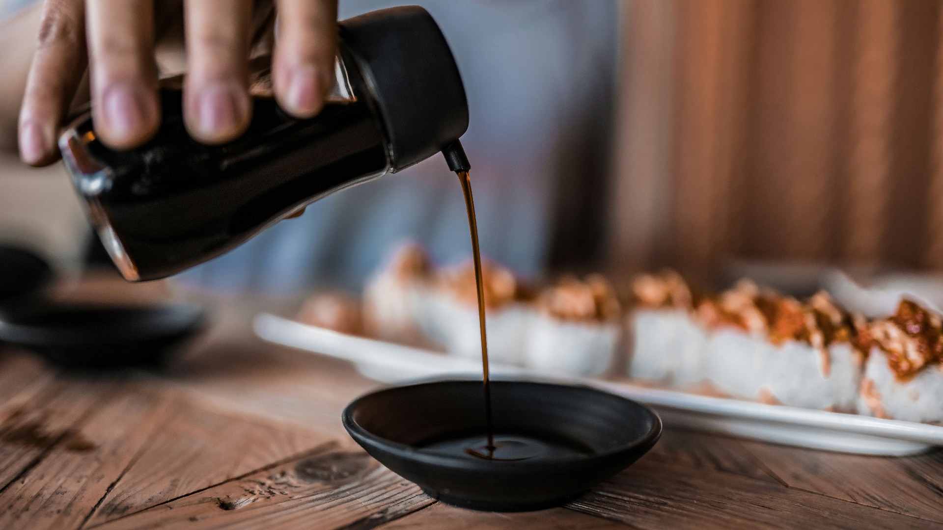 3. Verser plus de sauce soja que nécessaire