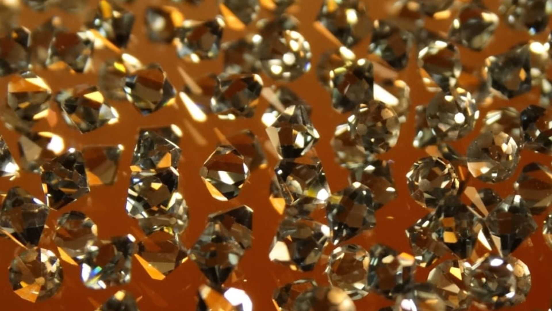 5. Colliers ornés de strass