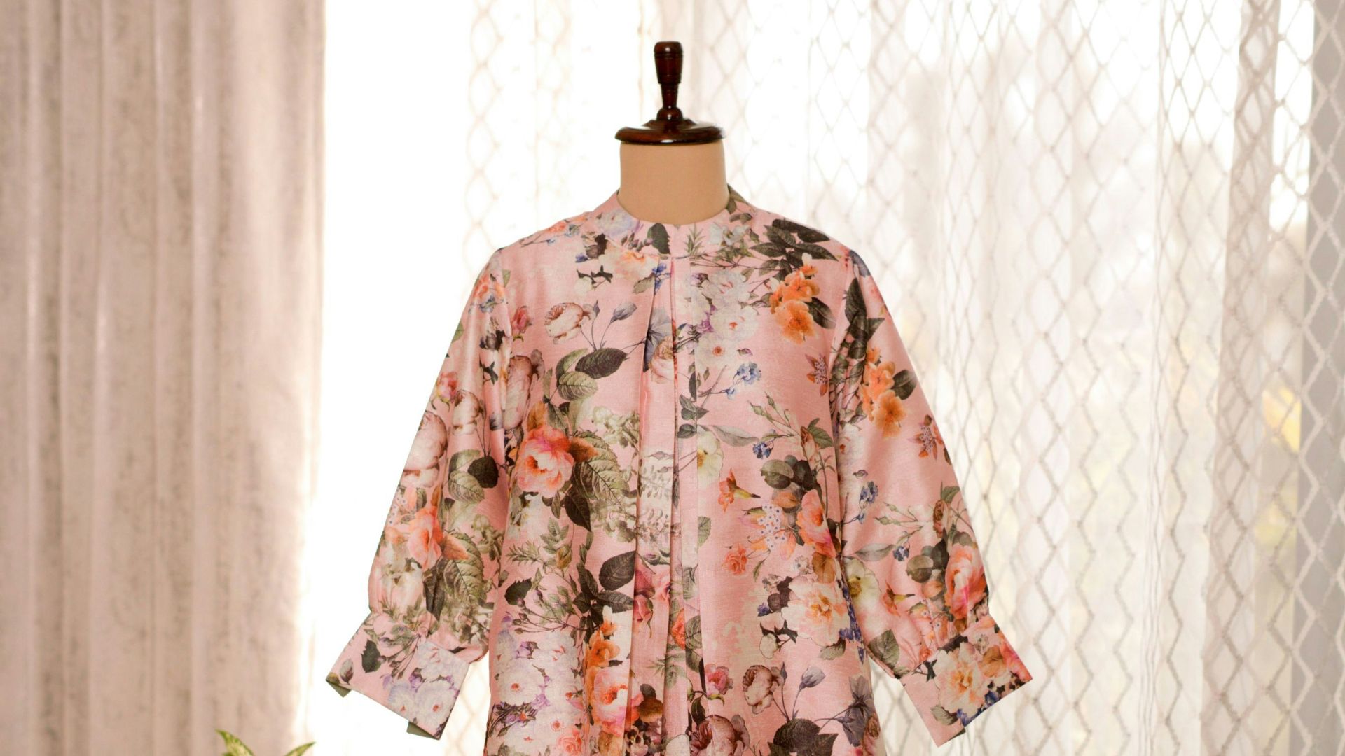 17. Robes longues oversize en mousseline à motifs floraux