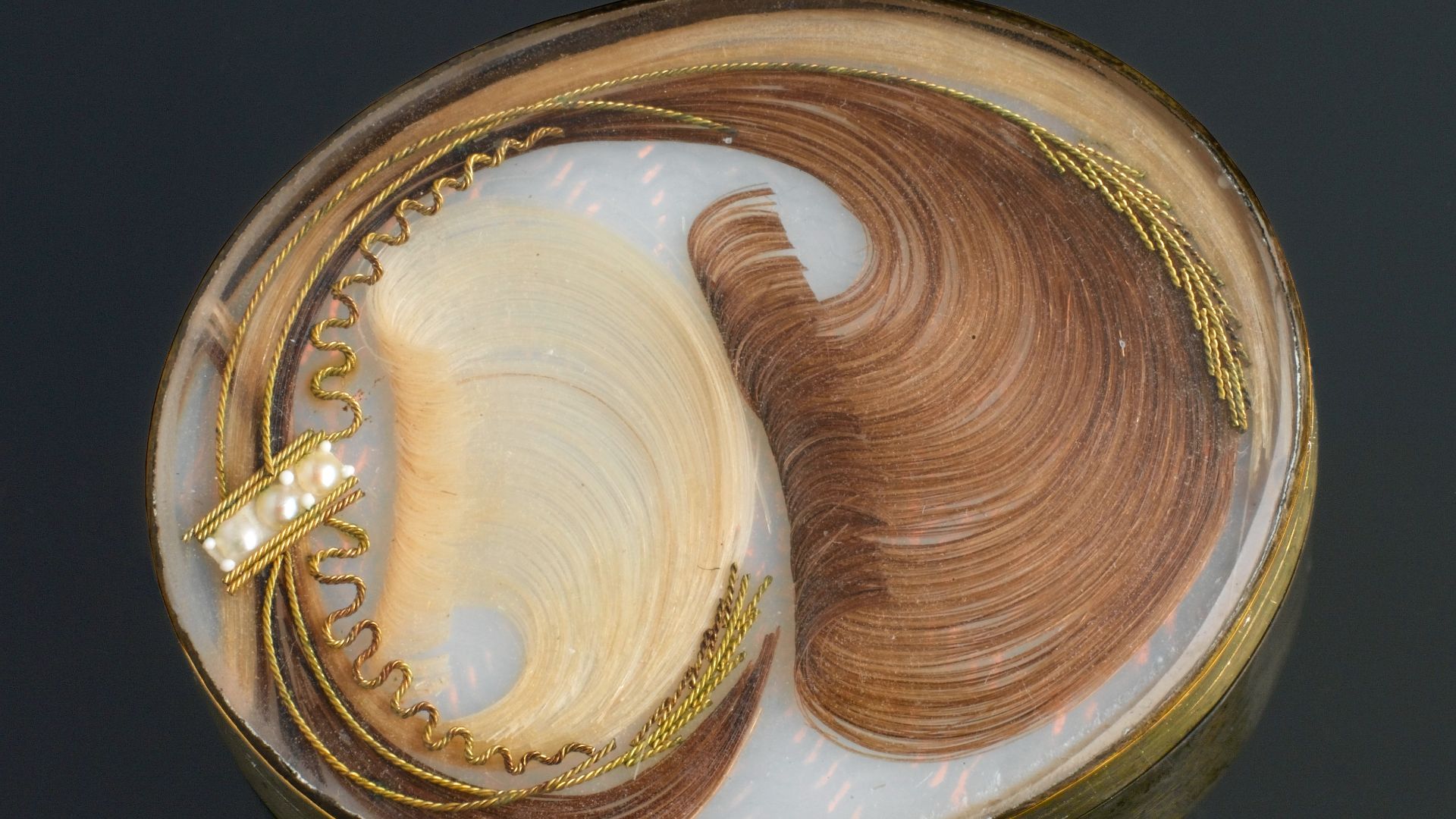 14. Transformer des cheveux humains en bijoux