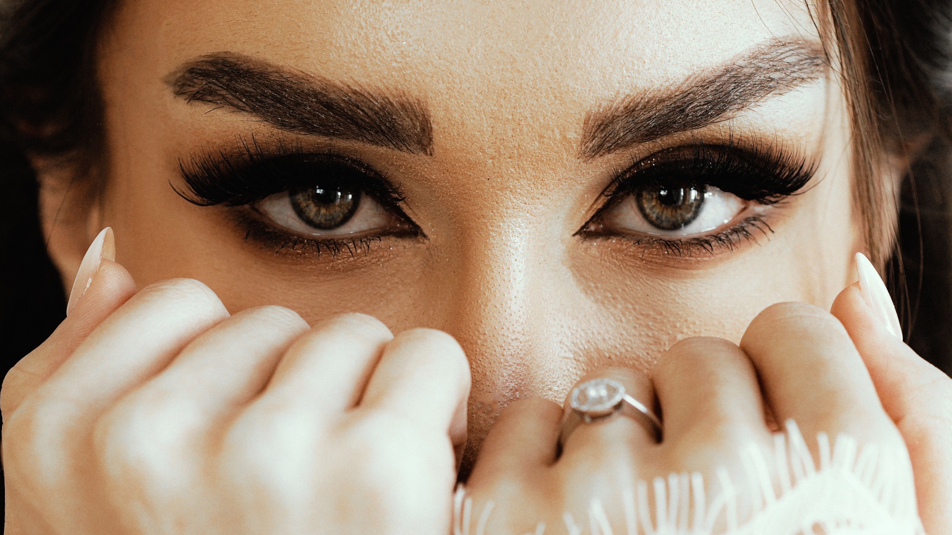 5. Se dessiner des sourcils trop marqués