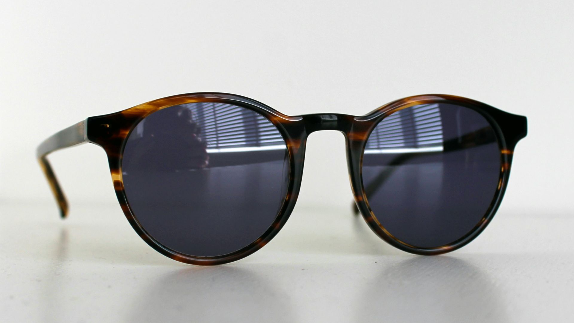 17. Des lunettes de soleil dans la nuque