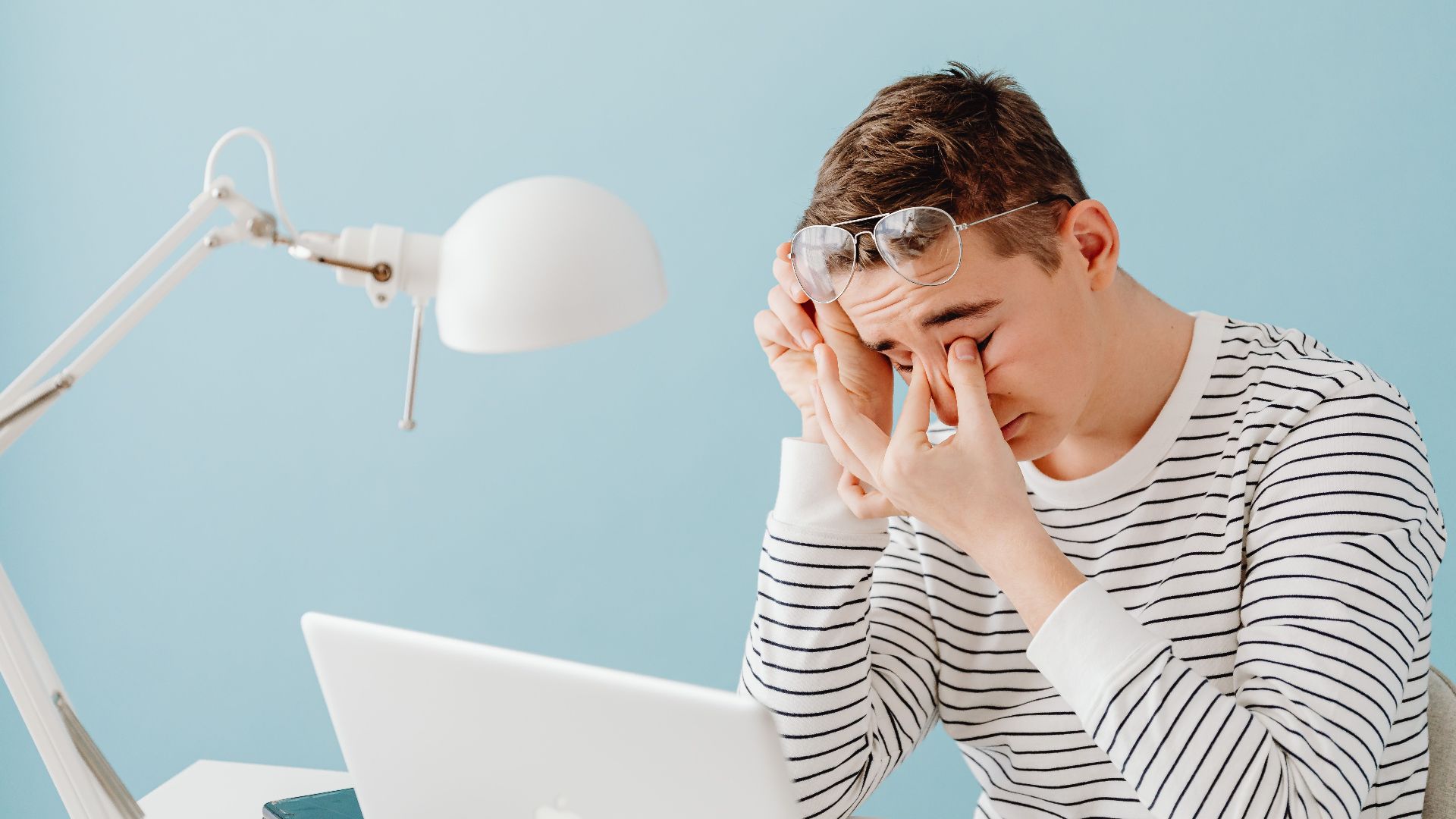 7. Cela peut provoquer une fatigue oculaire liée à l'utilisation des écrans