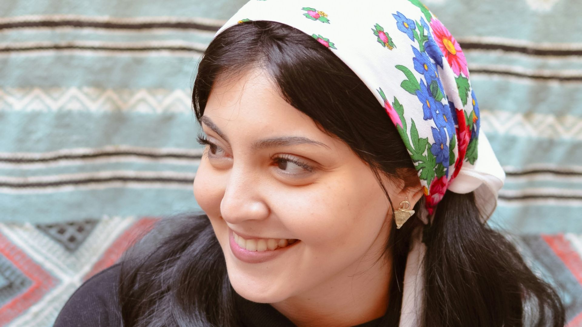 3. Un foulard en soie pour les cheveux