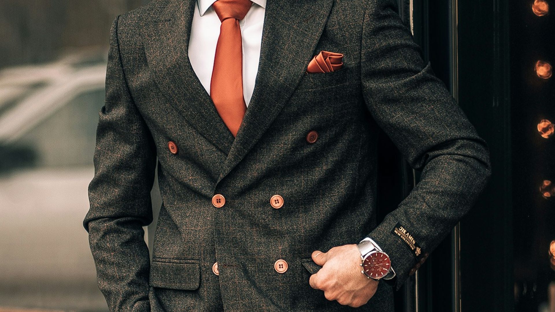 4. Un costume bleu marine à double boutonnage
