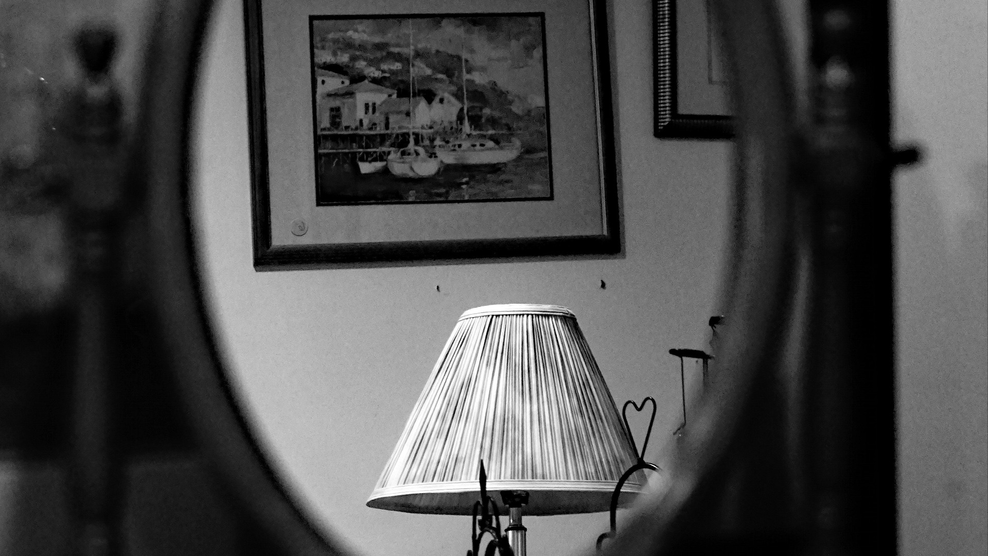 8. Se regarder dans des miroirs en verre véritable