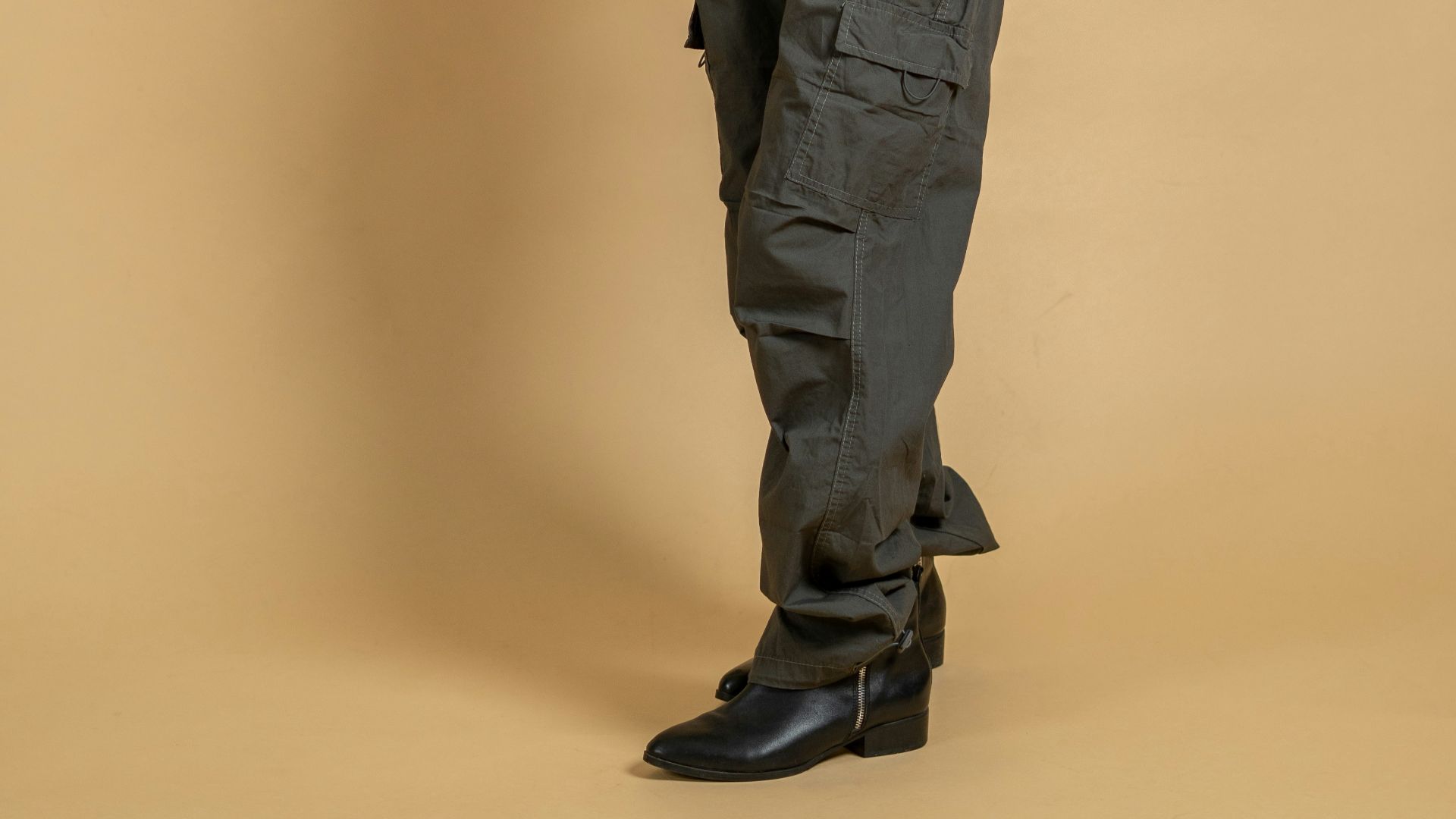 14. Vestes-chemises à carreaux et pantalons cargo assortis