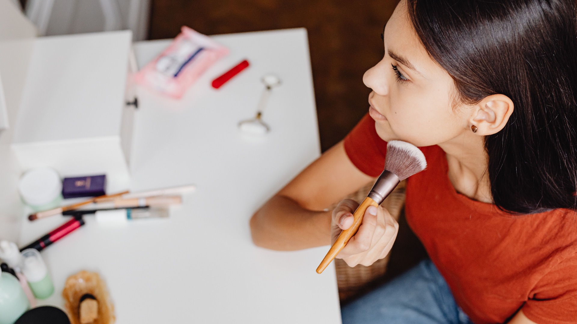 4. Tu essaies un nouveau look avant d'aller au travail