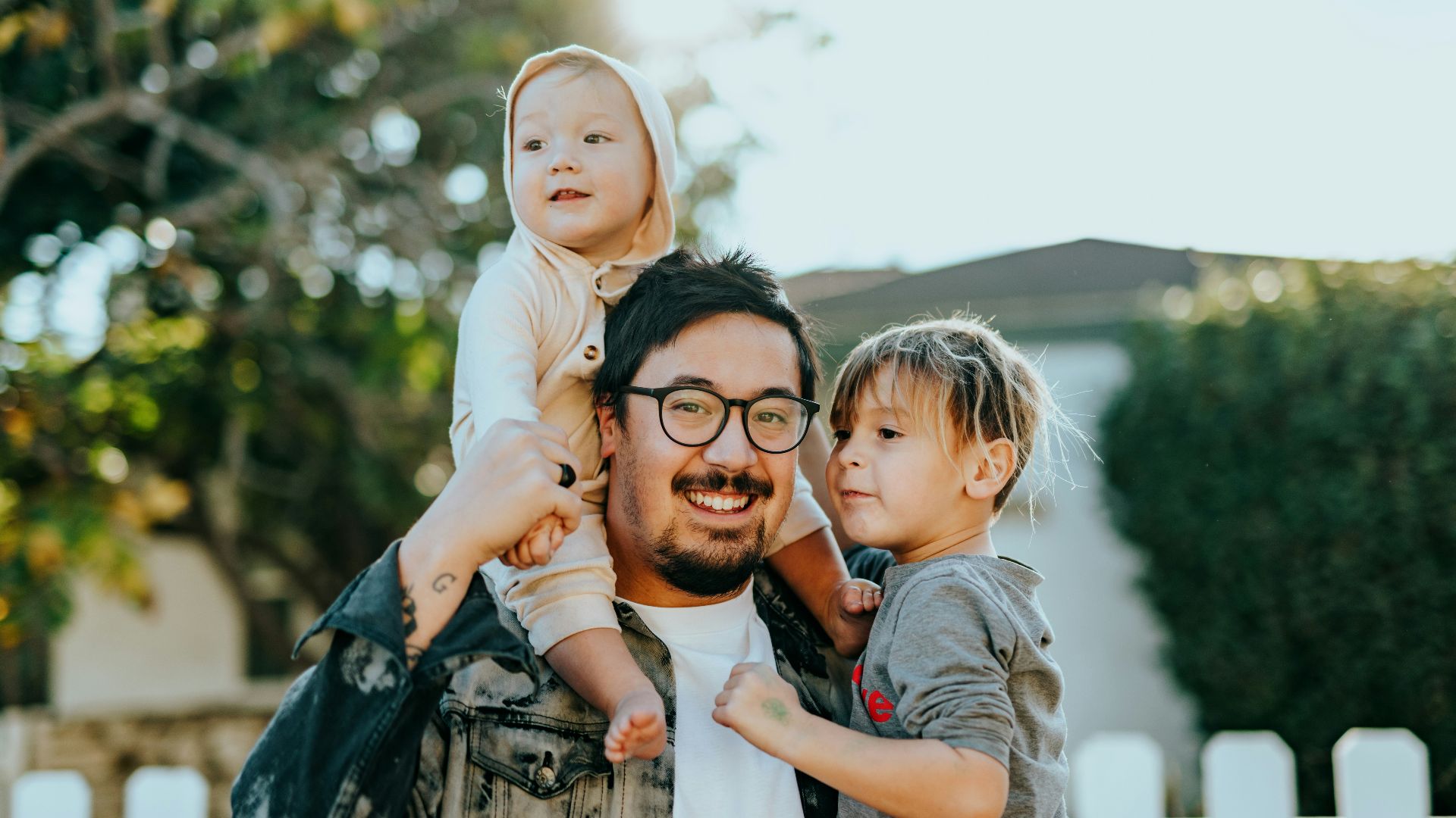 1. Il souhaite être reconnu chaque fois qu'il s'occupe de ses propres enfants