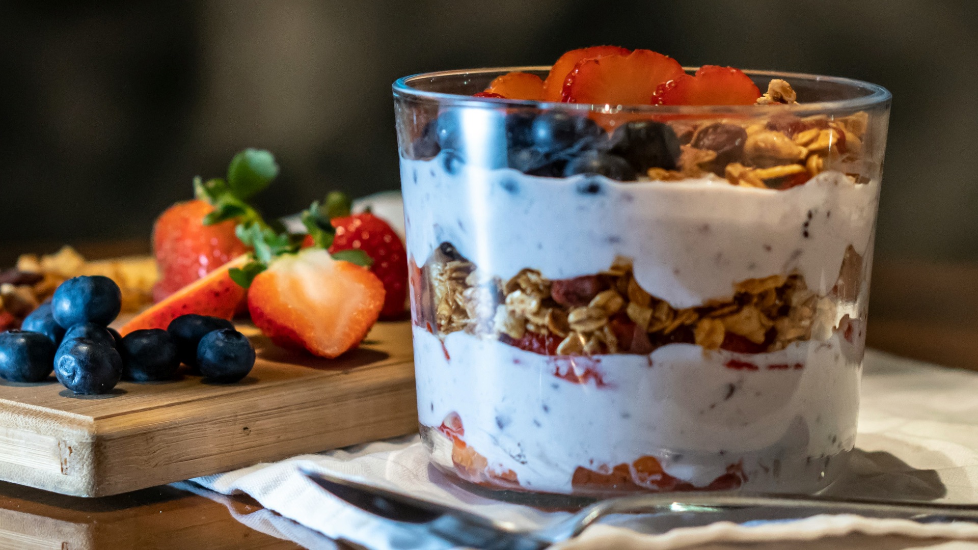 Parfait au yaourt, fruits et granola