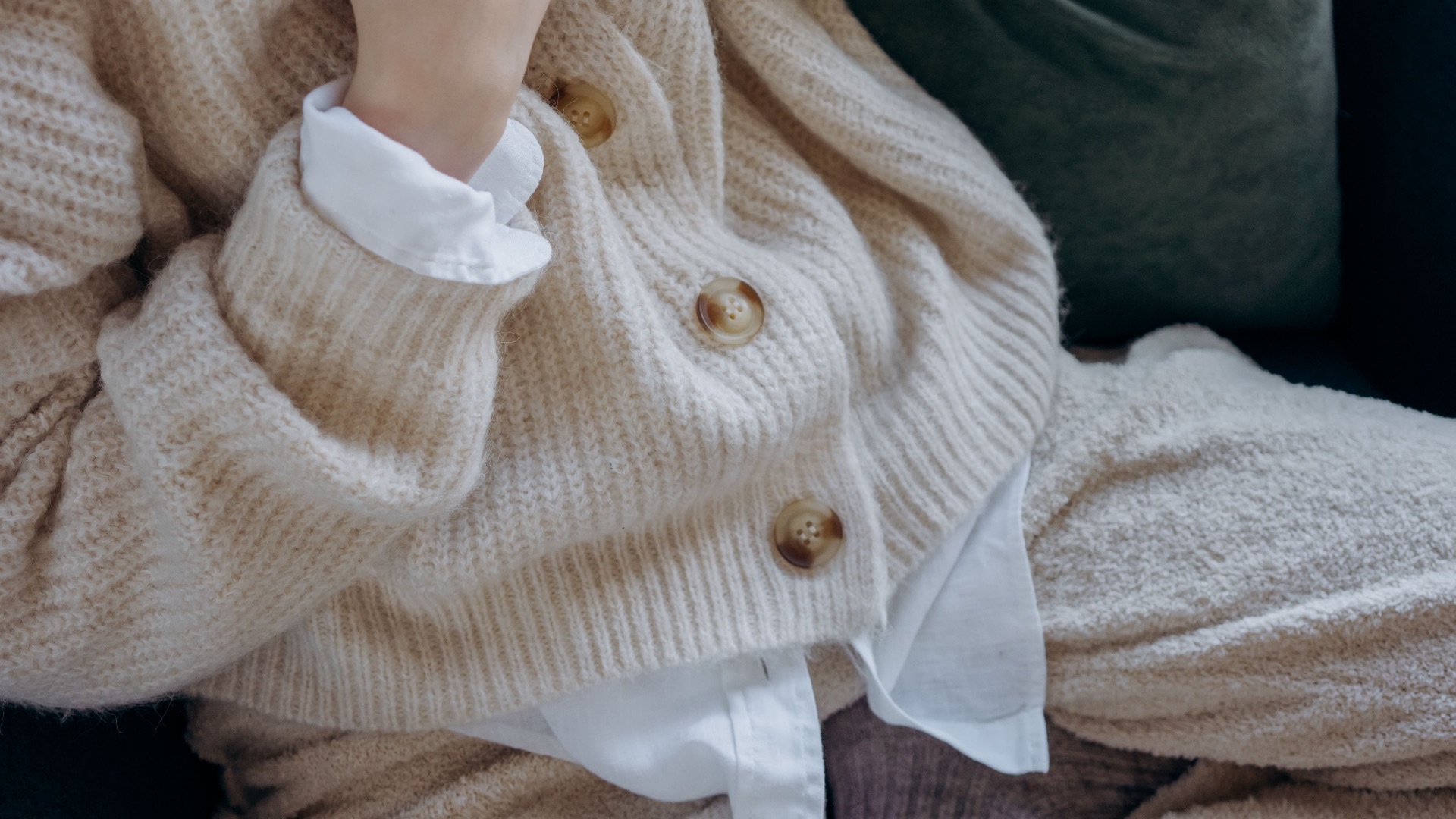 7. Essayez de porter une chemise sous un pull