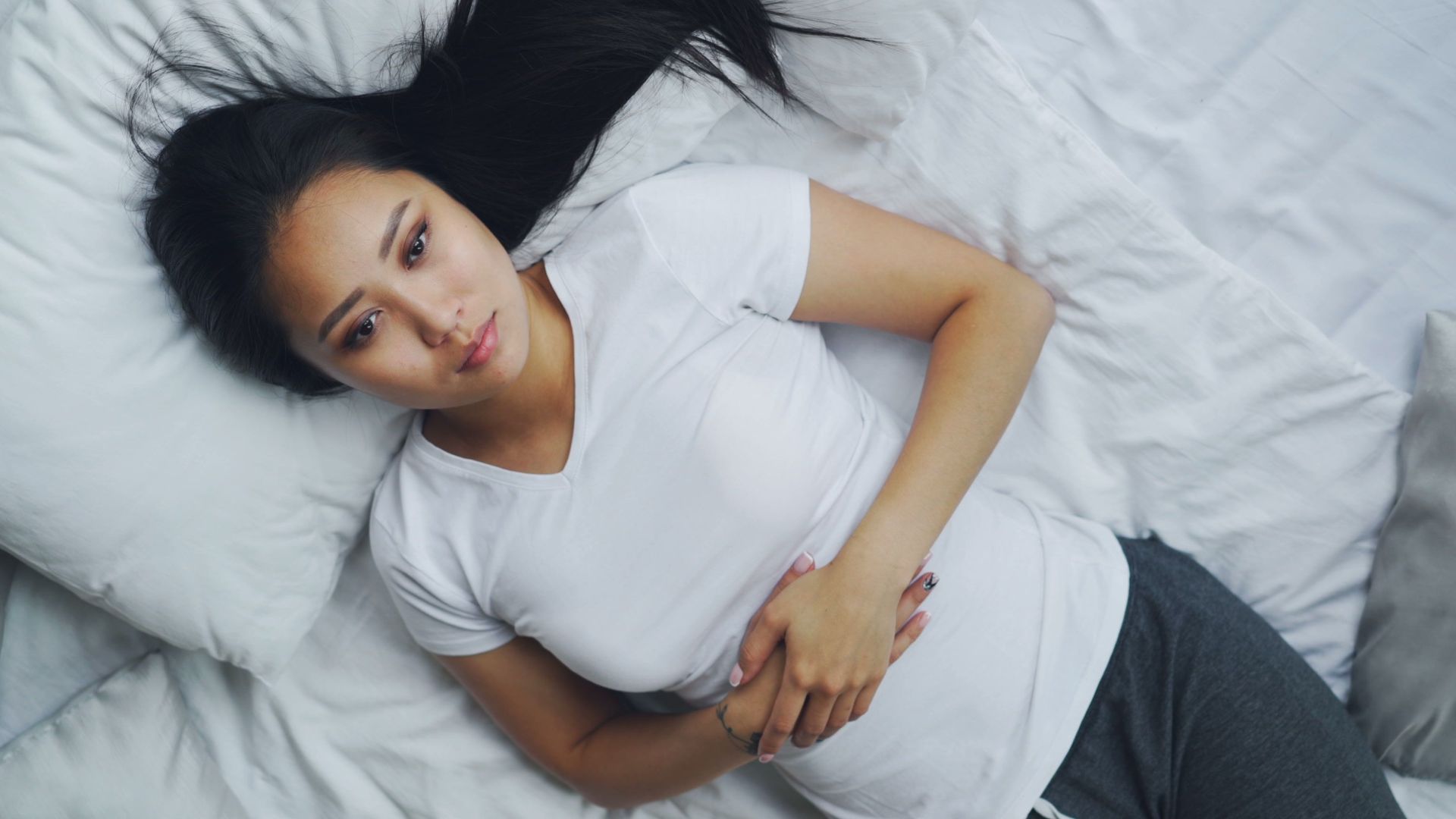 1. Dormir sur le dos avec un oreiller sous les genoux