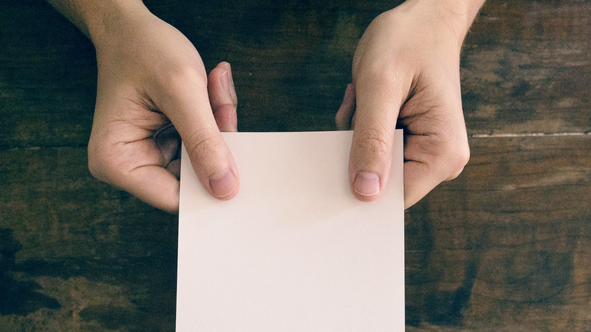 5. Lui glisser discrètement une carte de flirt