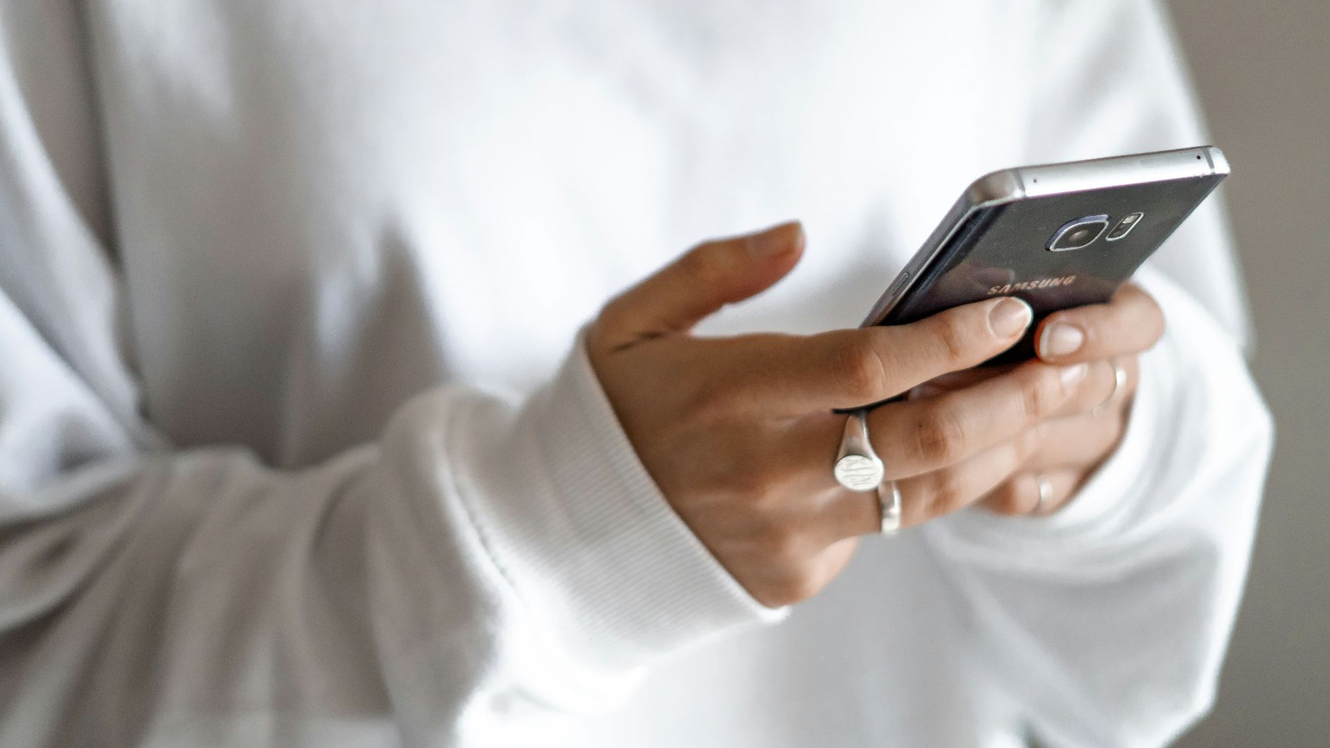 4. Ils inventent des prétextes pour t'envoyer des SMS