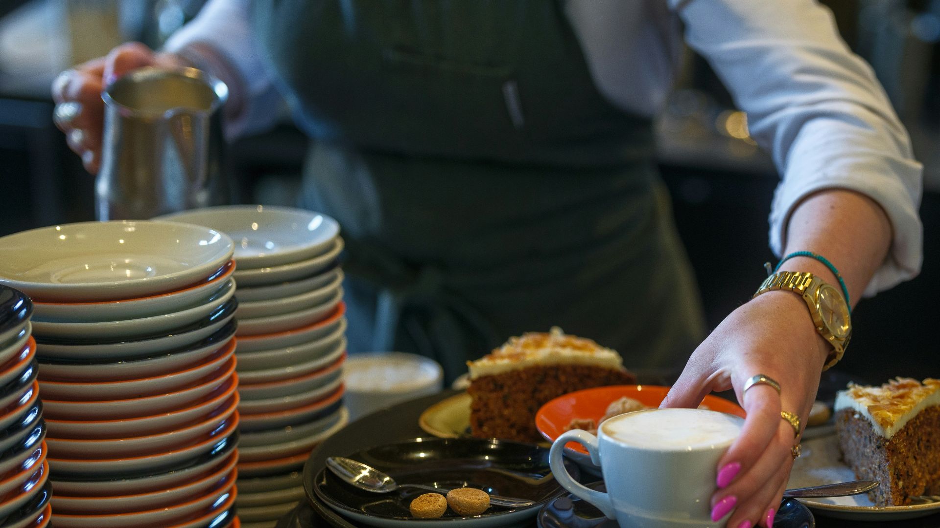 13. Maltraiter le personnel de service