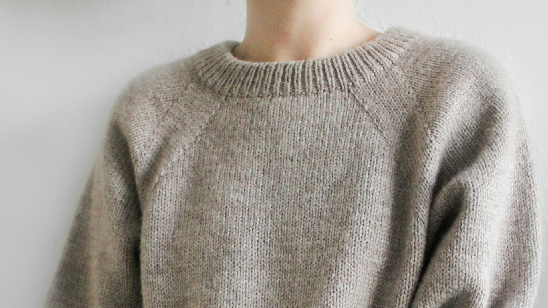 8. Pull à col rond en cachemire et jupe plissée