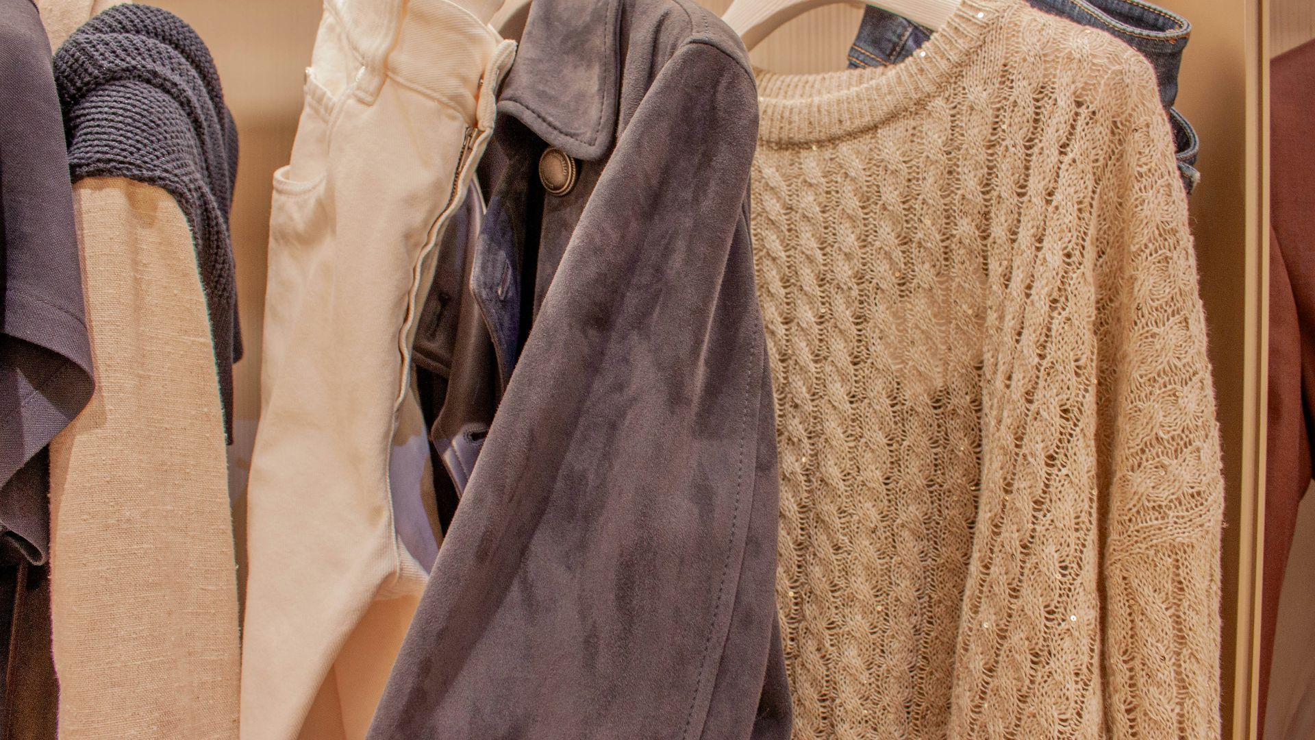 13. Des vestes en daim portées par-dessus des bodys à col roulé