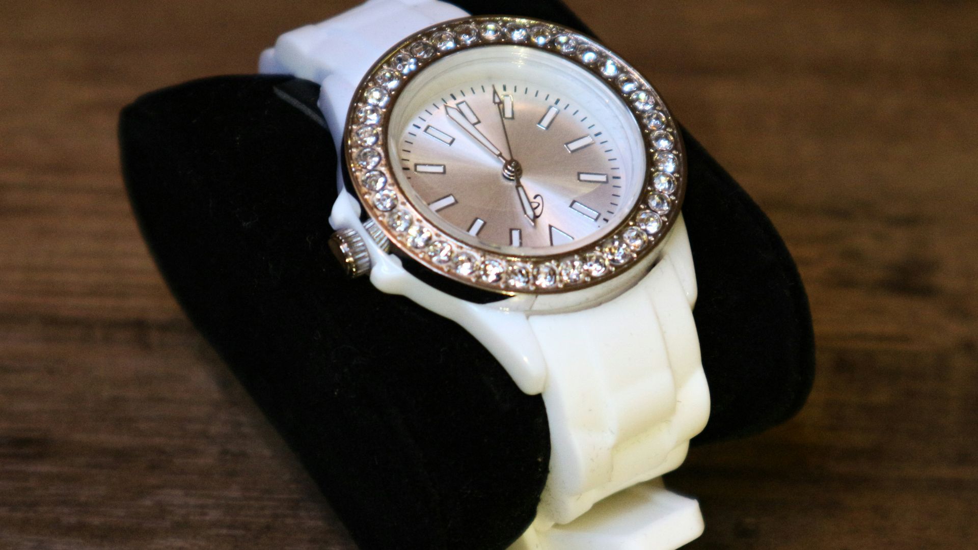 14. Des montres serties de diamants pour les journées décontractées