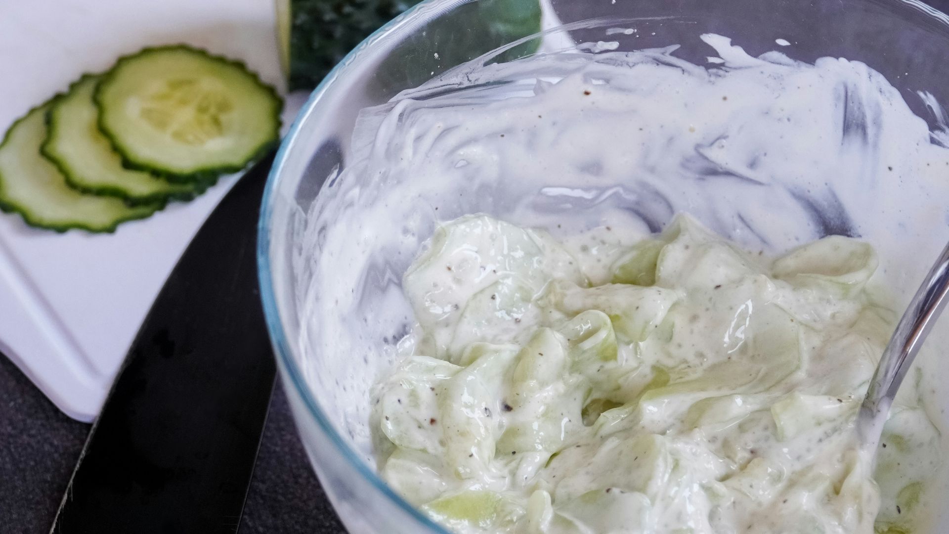 4. Tranches de concombre accompagnées d'une sauce au yaourt grec