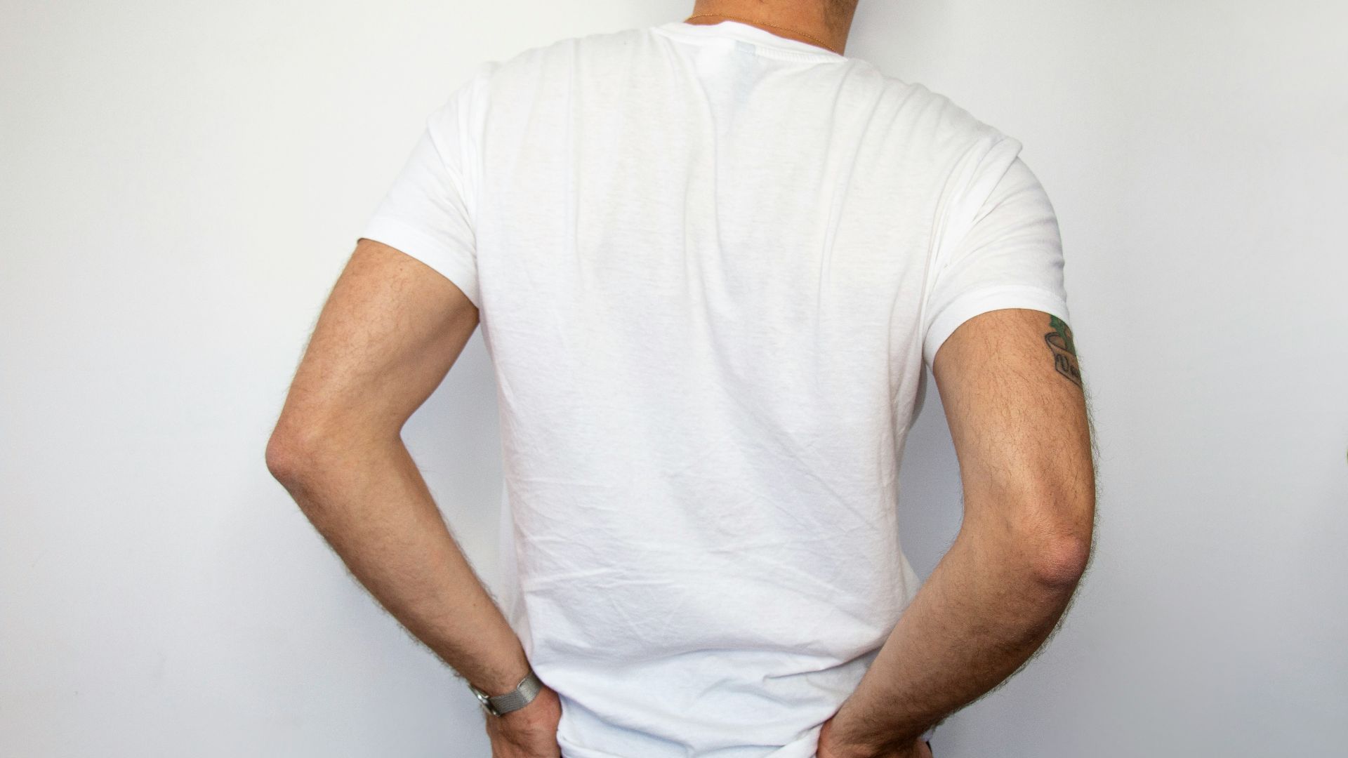 5. Le t-shirt blanc uni