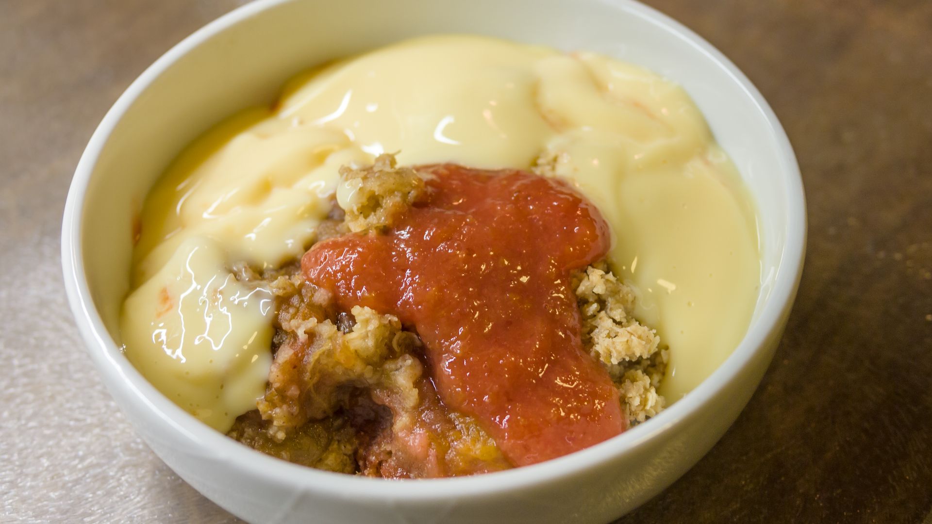20. Crumble aux pommes avec crème anglaise