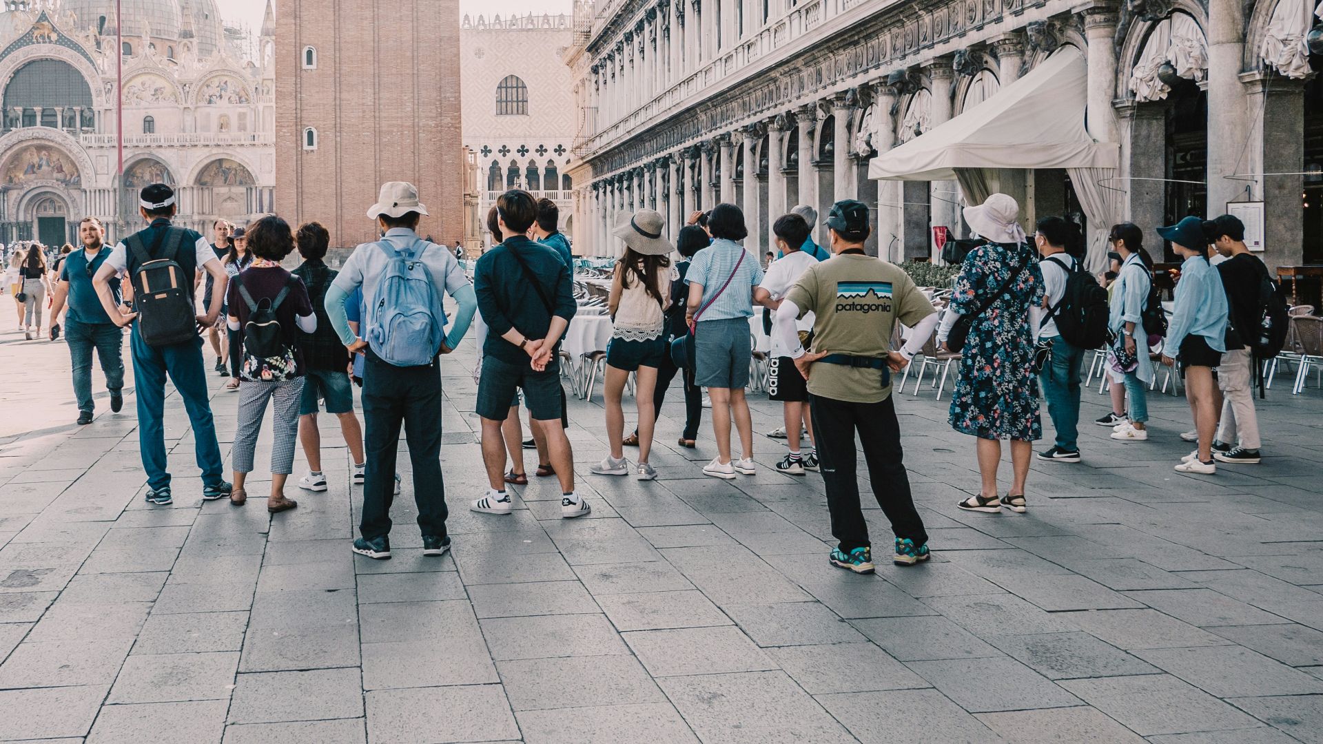 11. Guide touristique