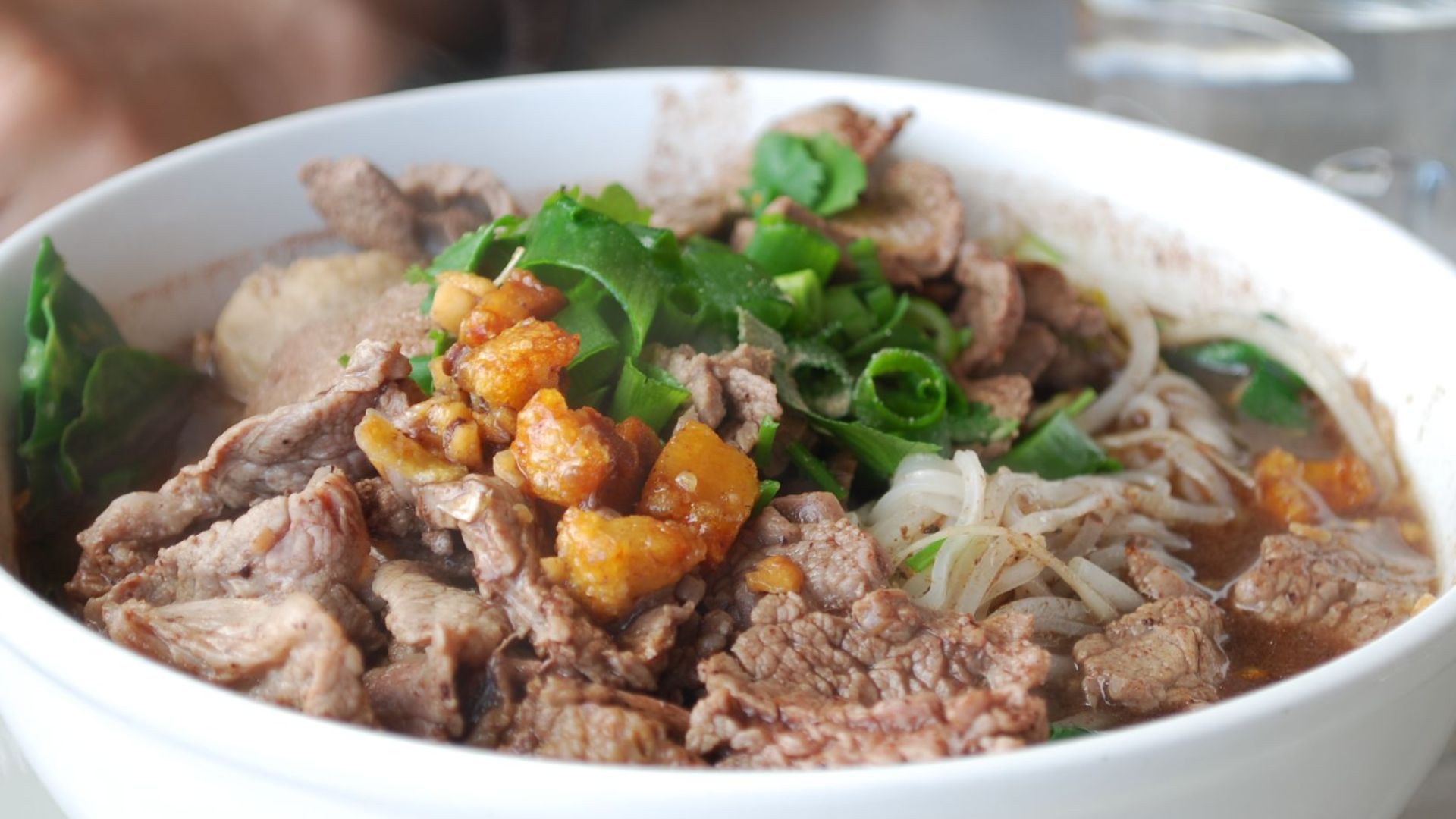 10. Les « Boat Noodles » : un petit bol aux saveurs intenses