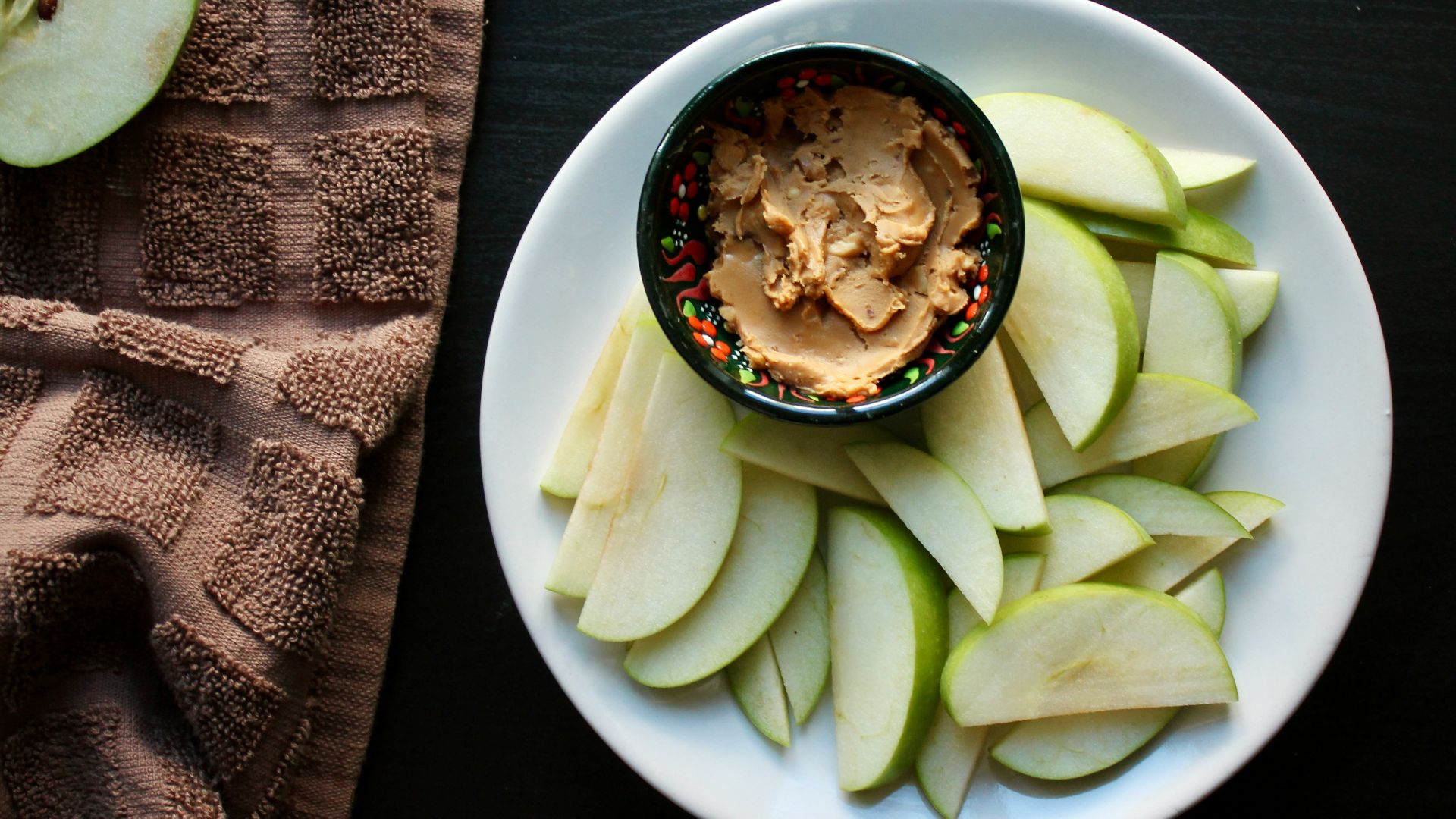 13. Des pommes accompagnées d'une sauce au beurre de cacahuète en poudre