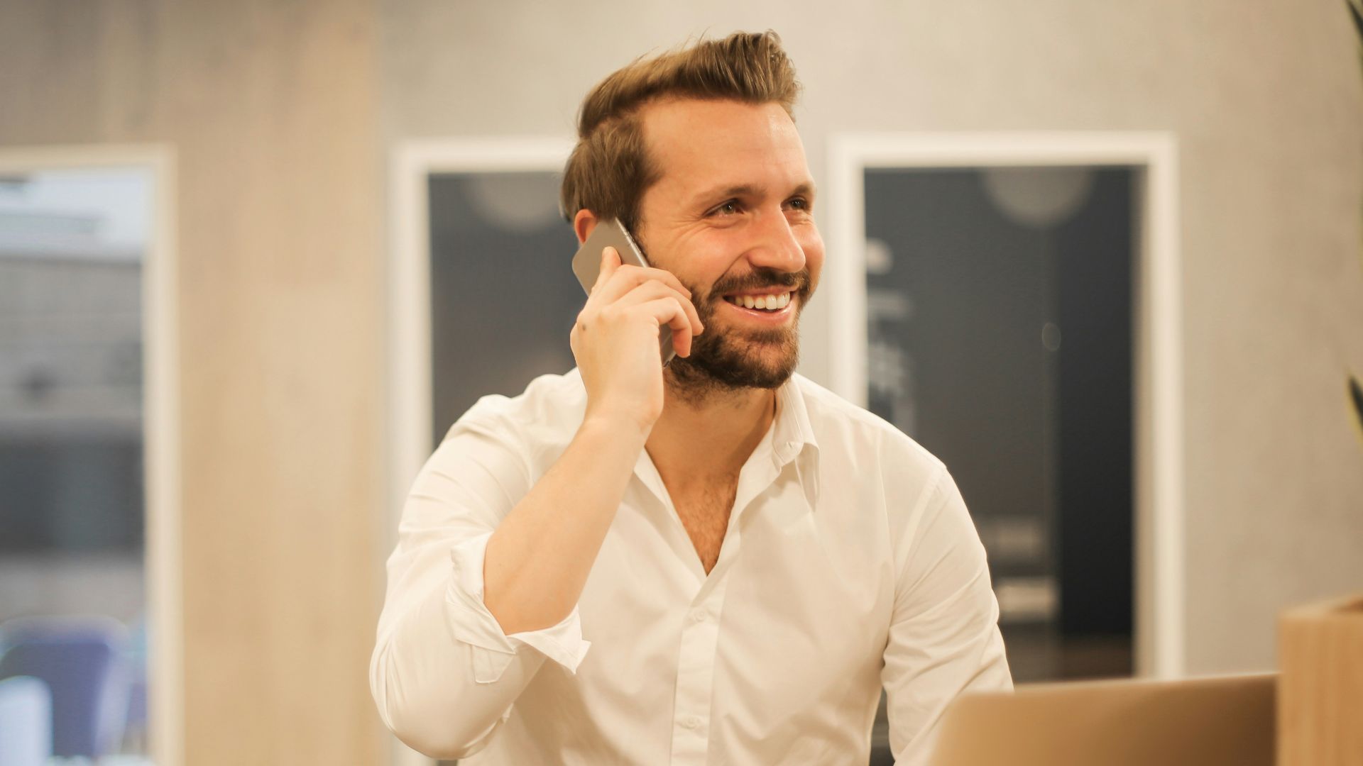 3. Il appelle au lieu de se contenter d'envoyer des SMS