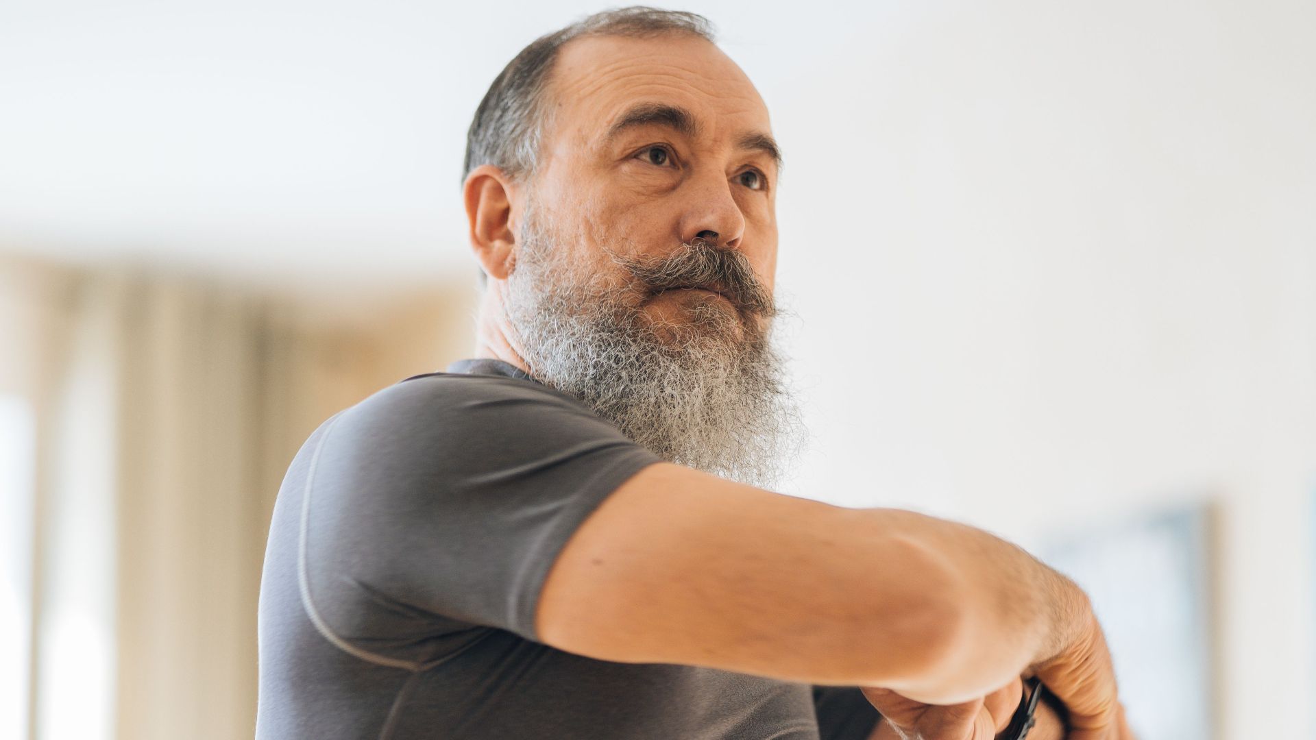 Les 10 causes de la graisse abdominale tenace après 50 ans et 10 façons de la réduire