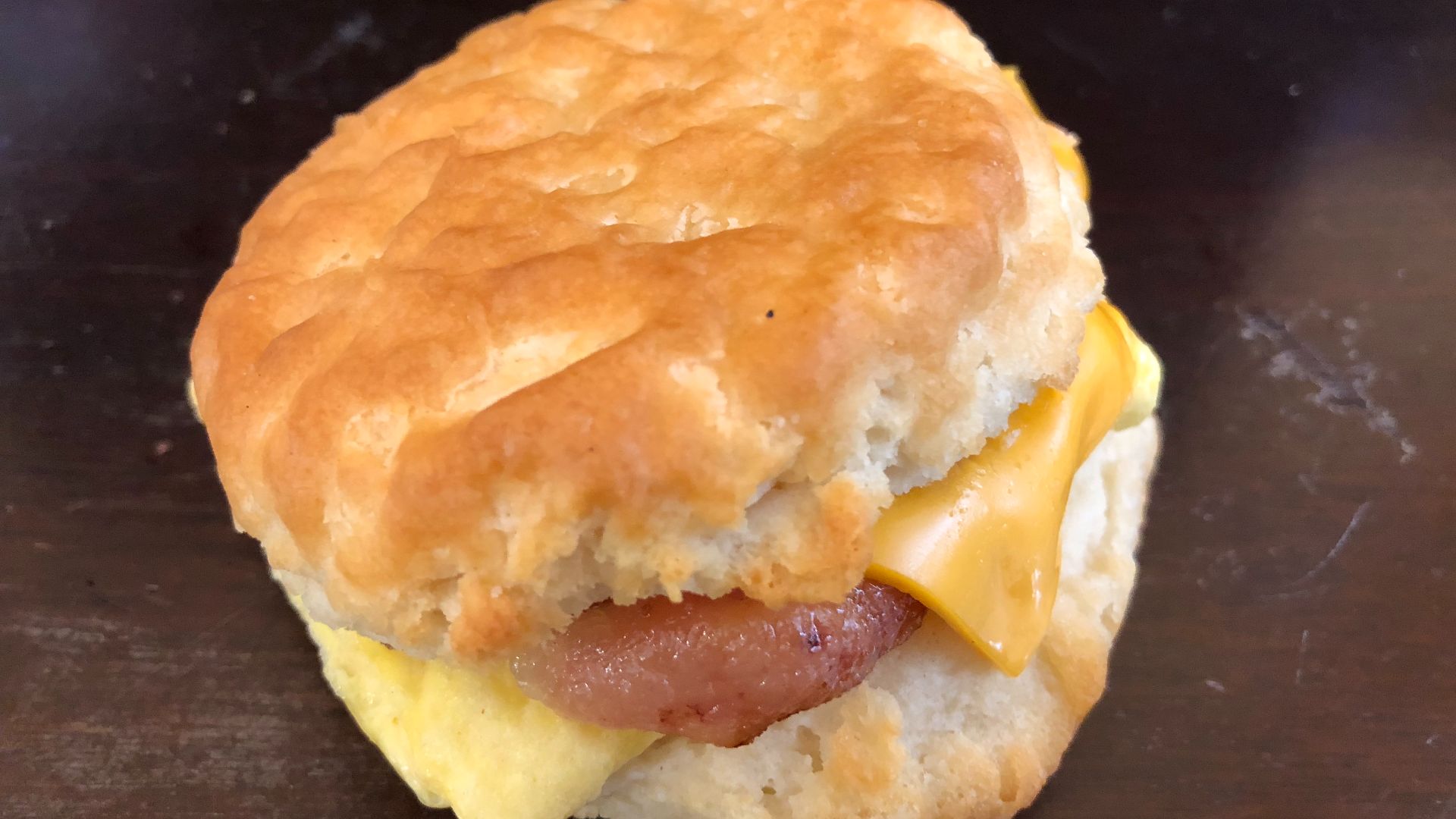5. Petits pains au bacon, aux œufs et au fromage
