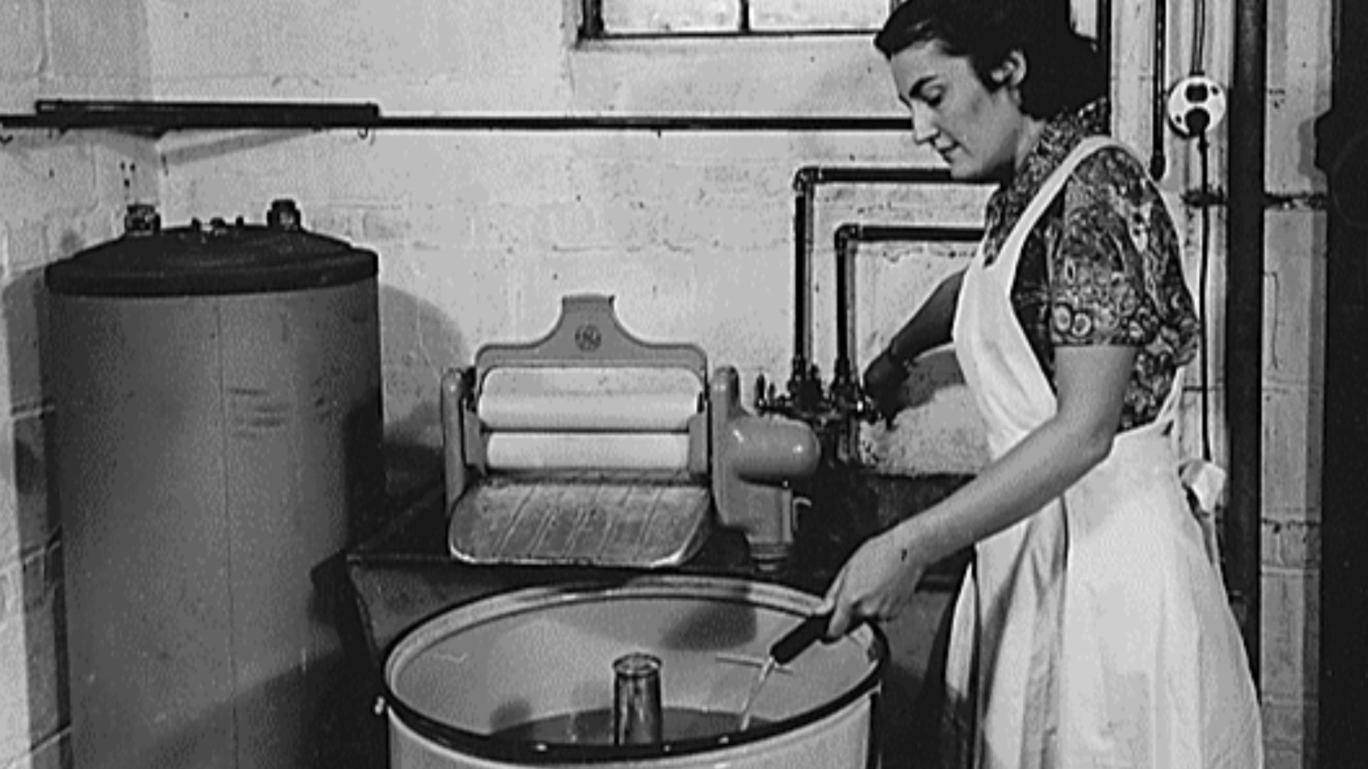 20 Items Found in Every Middle-Class Home in the 1930s