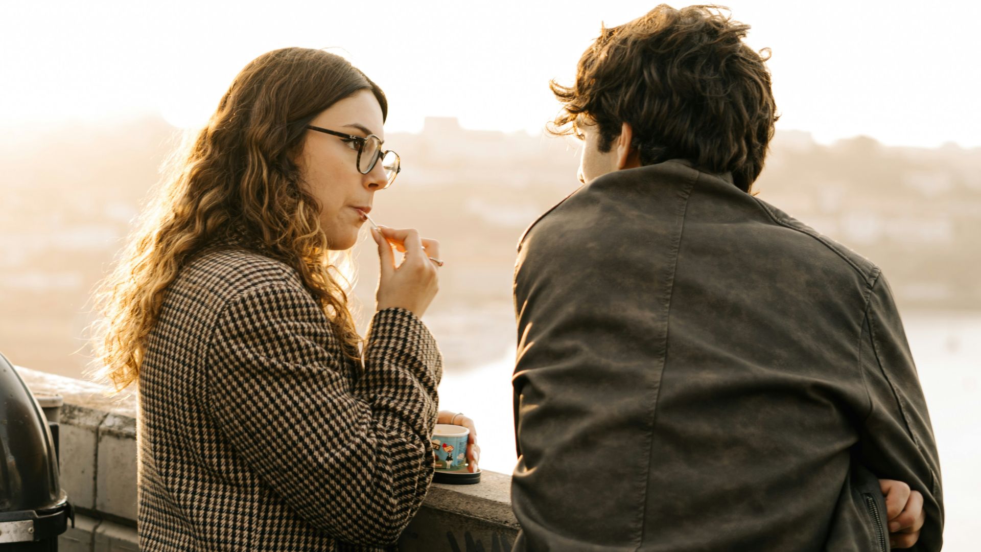 10. Elle ne se précipite pas pour mettre fin aux conversations