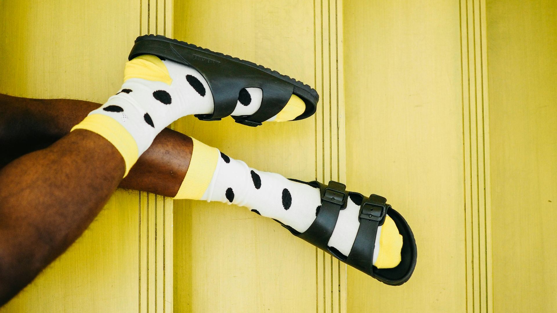 16. Sandales et chaussettes lorsque le port de chaussures fermées est exigé