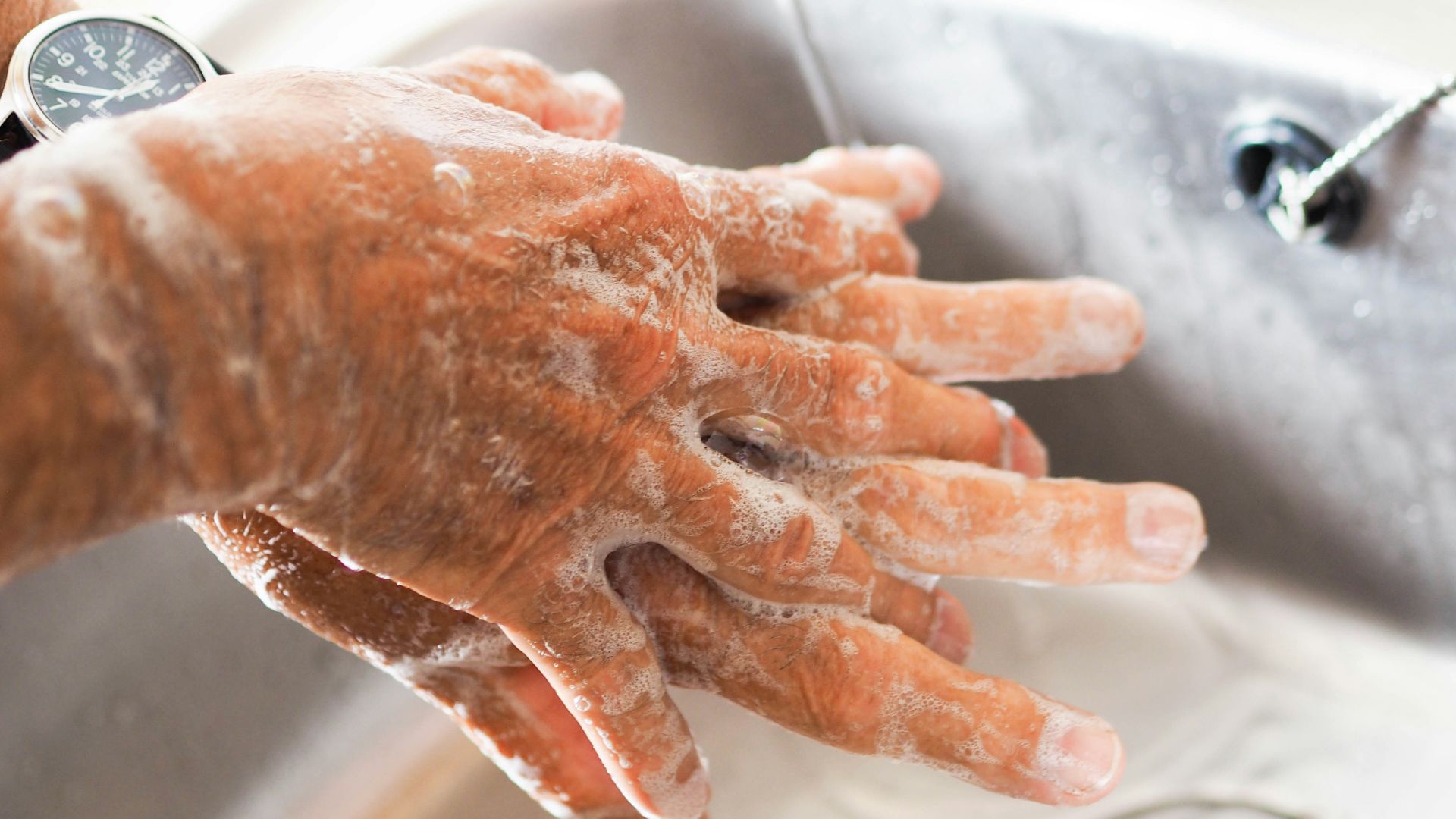 18. Ne pas se laver les mains assez souvent