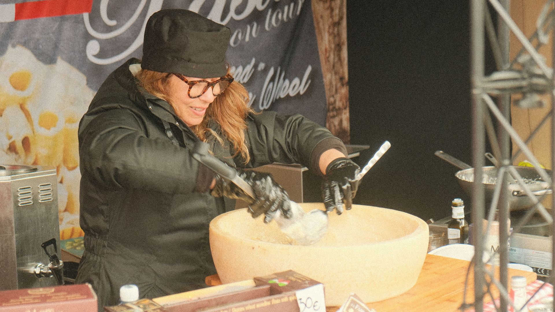 17. Pâtes servies à table dans une meule de fromage