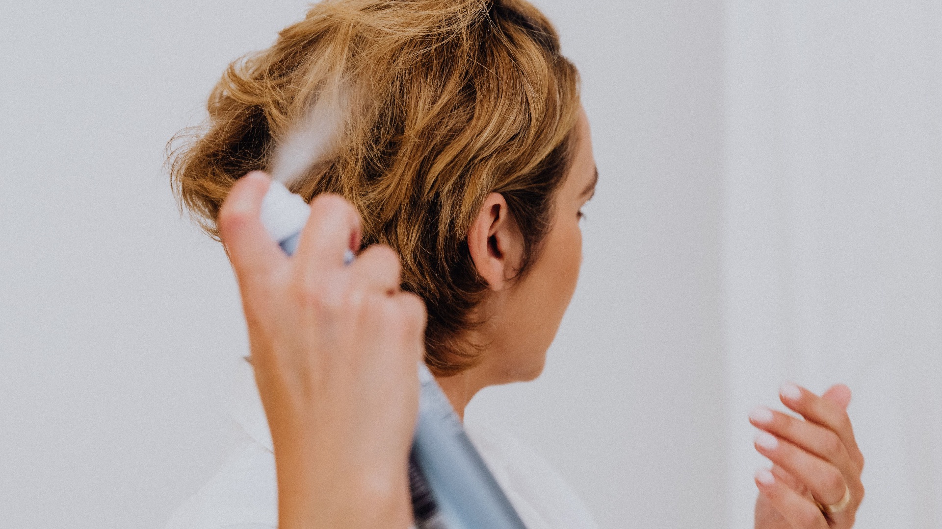 14. Gardez vos cheveux frais grâce au shampoing sec