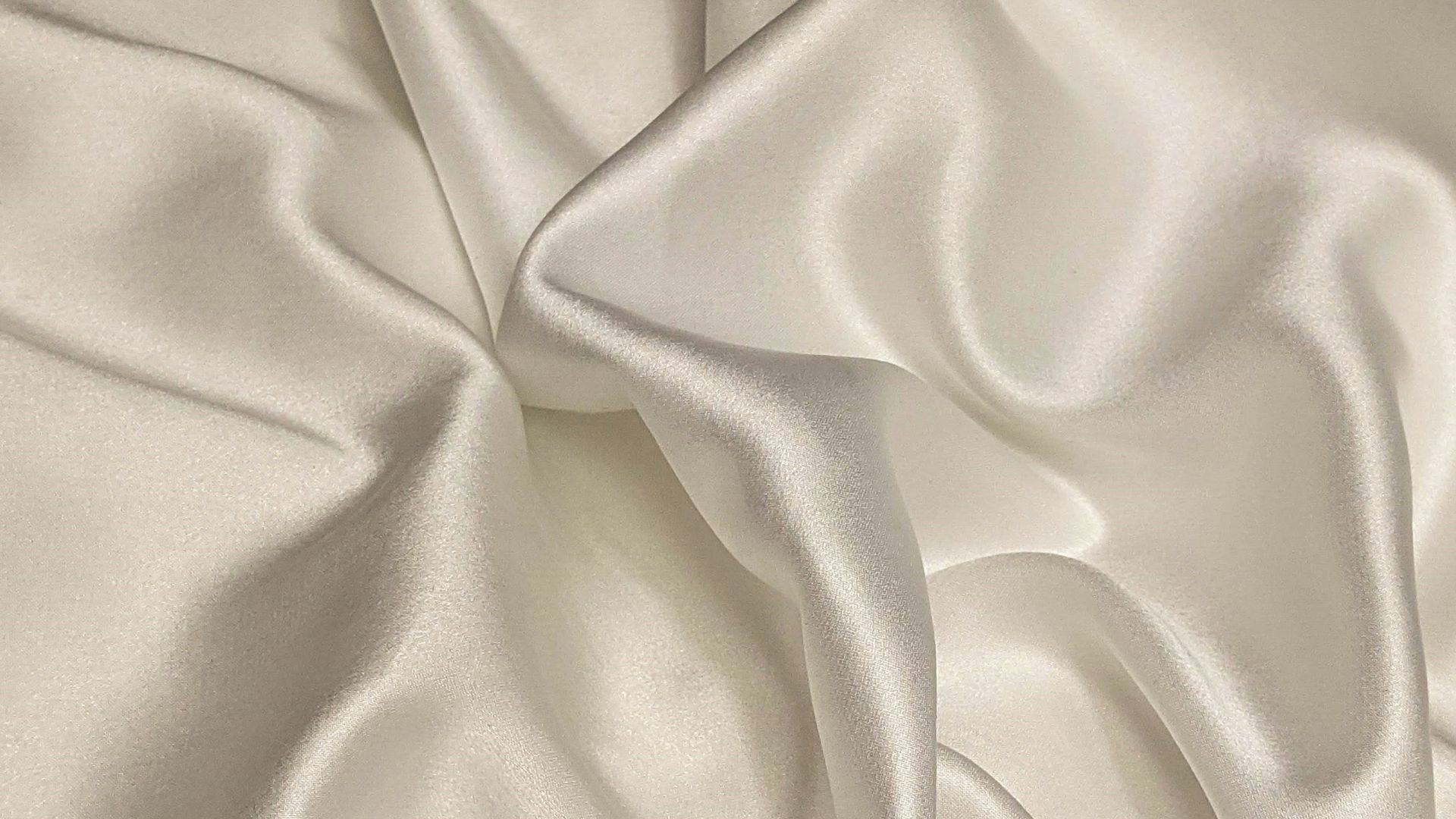 17. Combinaisons en satin dos nu