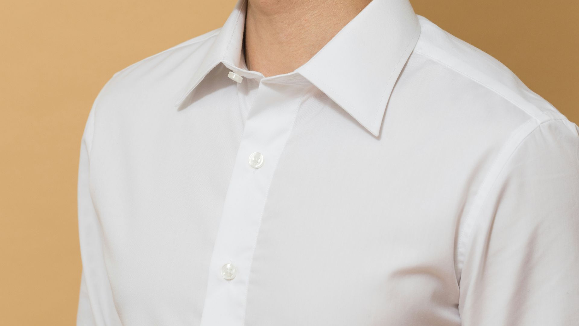 3. Une chemise blanche impeccable avec un pantalon noir