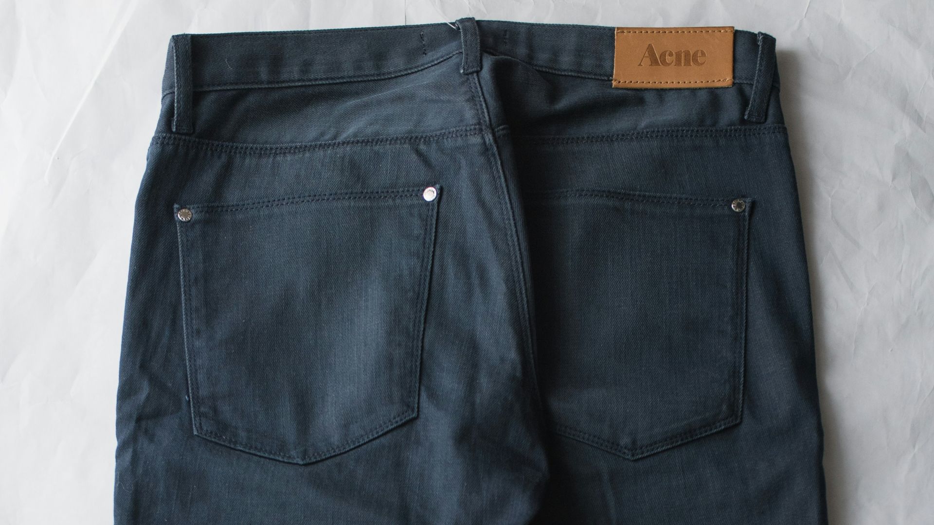 17. Une chemise noire boutonnée avec un pantalon slim
