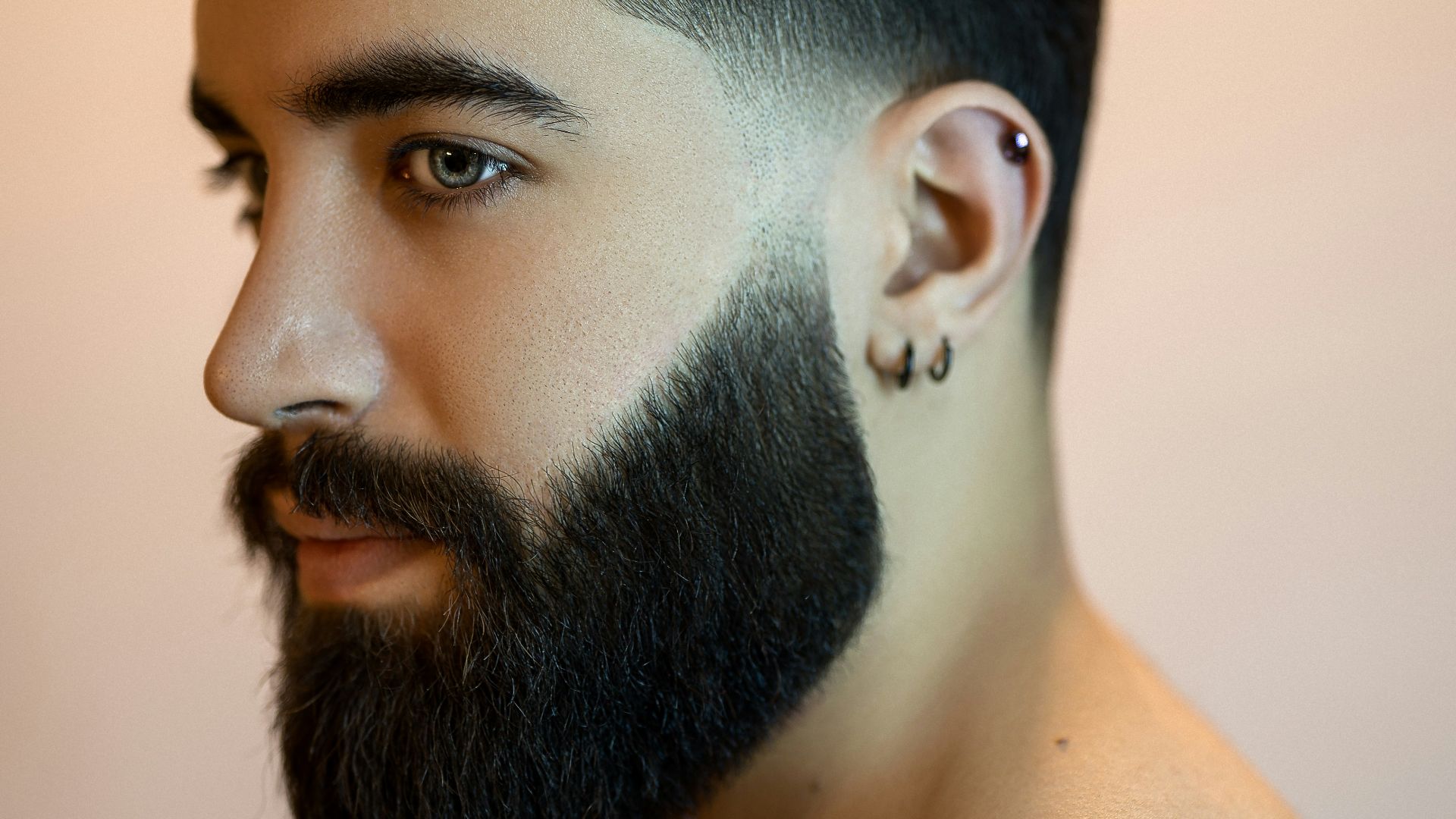 16. Une ligne de barbe au tracé suspect